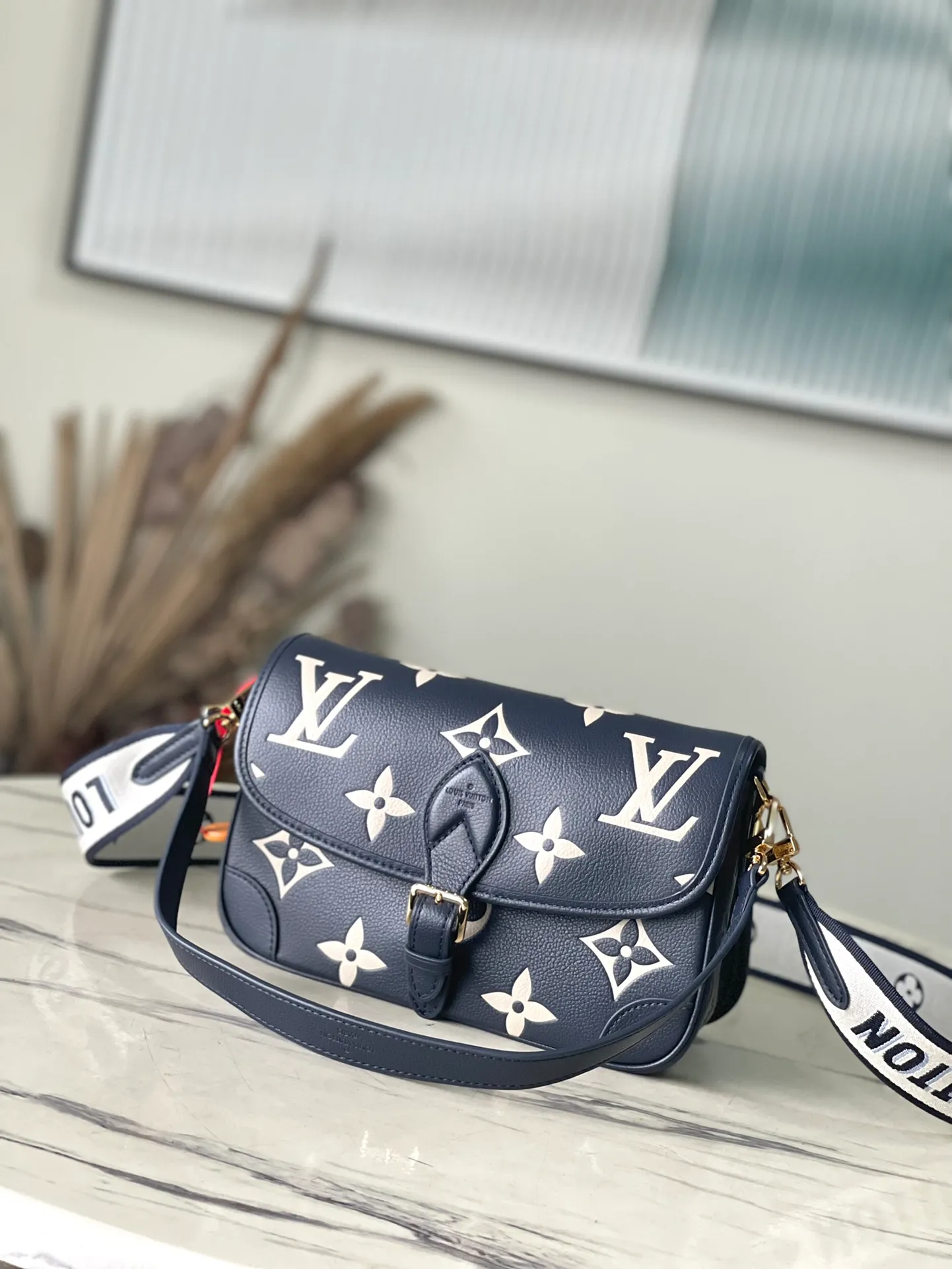 💰1060 (first-grain leather) top original order M47161 navy blue This Diane handbag is made of classic Monogram Empreinte embossed leather, with the brand logo woven into the detachable wide jacquard shoulder strap. In addition to the detachable leather shoulder strap, a crossbody option is added, which can flexibly match elegant style or dynamic style. Dimensions: 23 x 16 x 8.5 cm