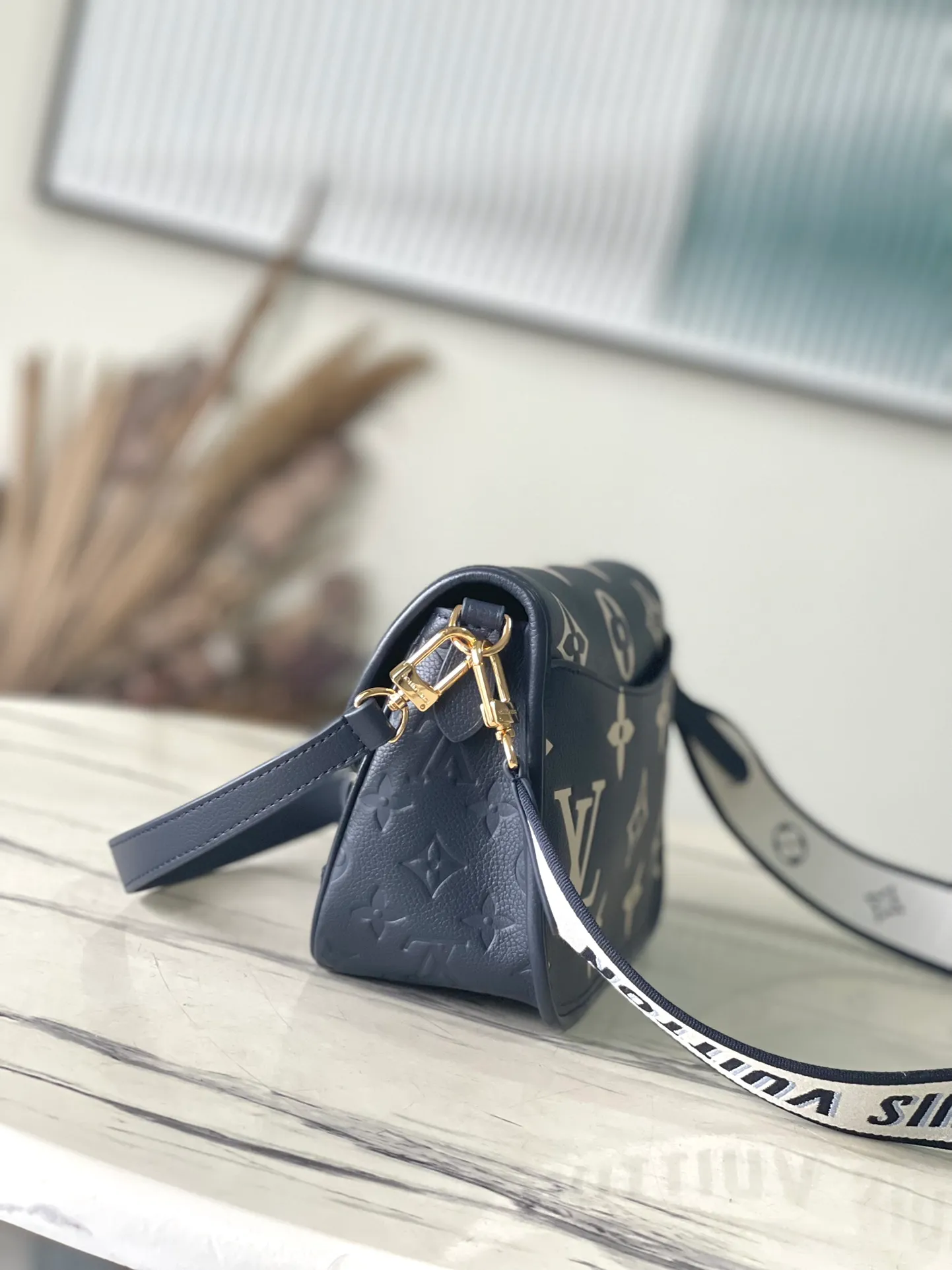 💰1060 (first-grain leather) top original order M47161 navy blue This Diane handbag is made of classic Monogram Empreinte embossed leather, with the brand logo woven into the detachable wide jacquard shoulder strap. In addition to the detachable leather shoulder strap, a crossbody option is added, which can flexibly match elegant style or dynamic style. Dimensions: 23 x 16 x 8.5 cm