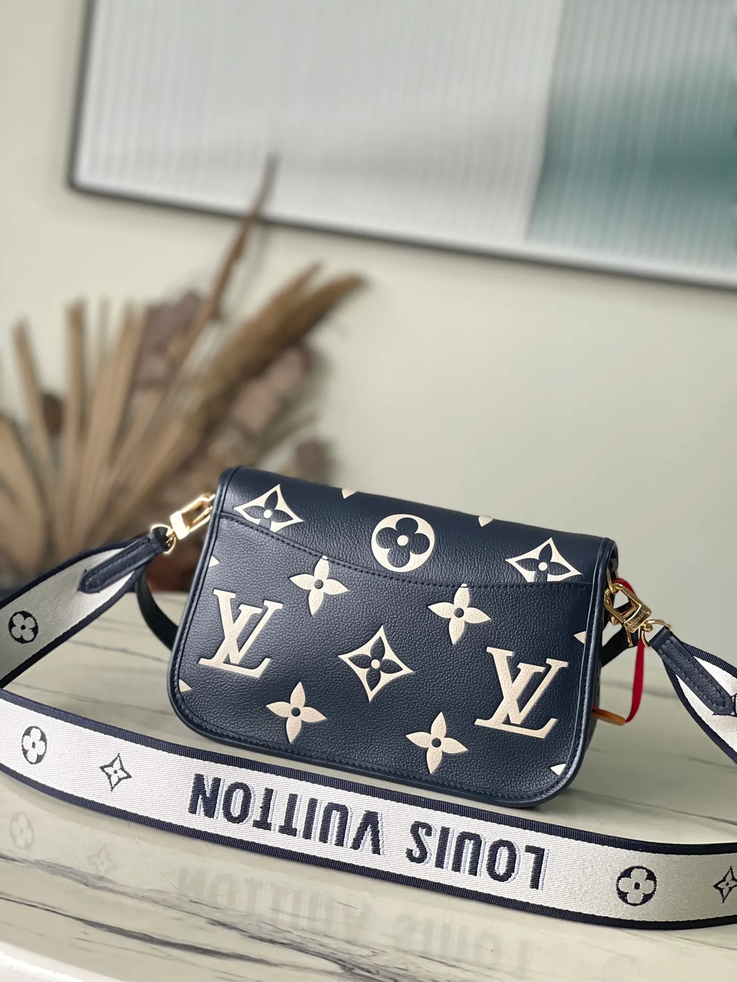 💰1060 (first-grain leather) top original order M47161 navy blue This Diane handbag is made of classic Monogram Empreinte embossed leather, with the brand logo woven into the detachable wide jacquard shoulder strap. In addition to the detachable leather shoulder strap, a crossbody option is added, which can flexibly match elegant style or dynamic style. Dimensions: 23 x 16 x 8.5 cm