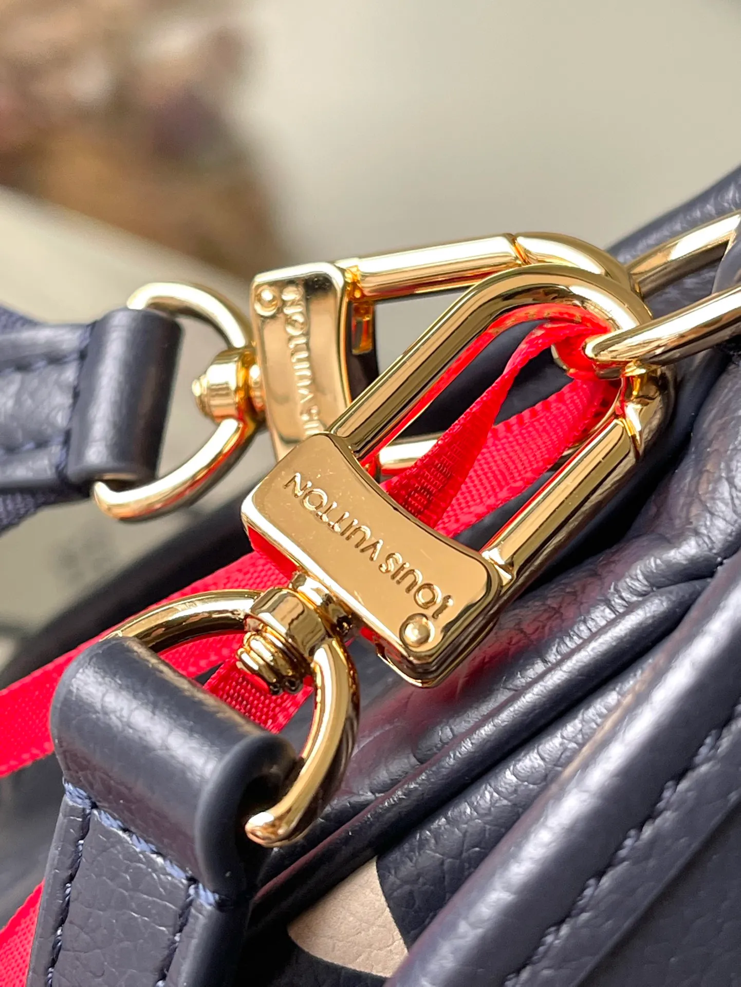 💰1060 (first-grain leather) top original order M47161 navy blue This Diane handbag is made of classic Monogram Empreinte embossed leather, with the brand logo woven into the detachable wide jacquard shoulder strap. In addition to the detachable leather shoulder strap, a crossbody option is added, which can flexibly match elegant style or dynamic style. Dimensions: 23 x 16 x 8.5 cm