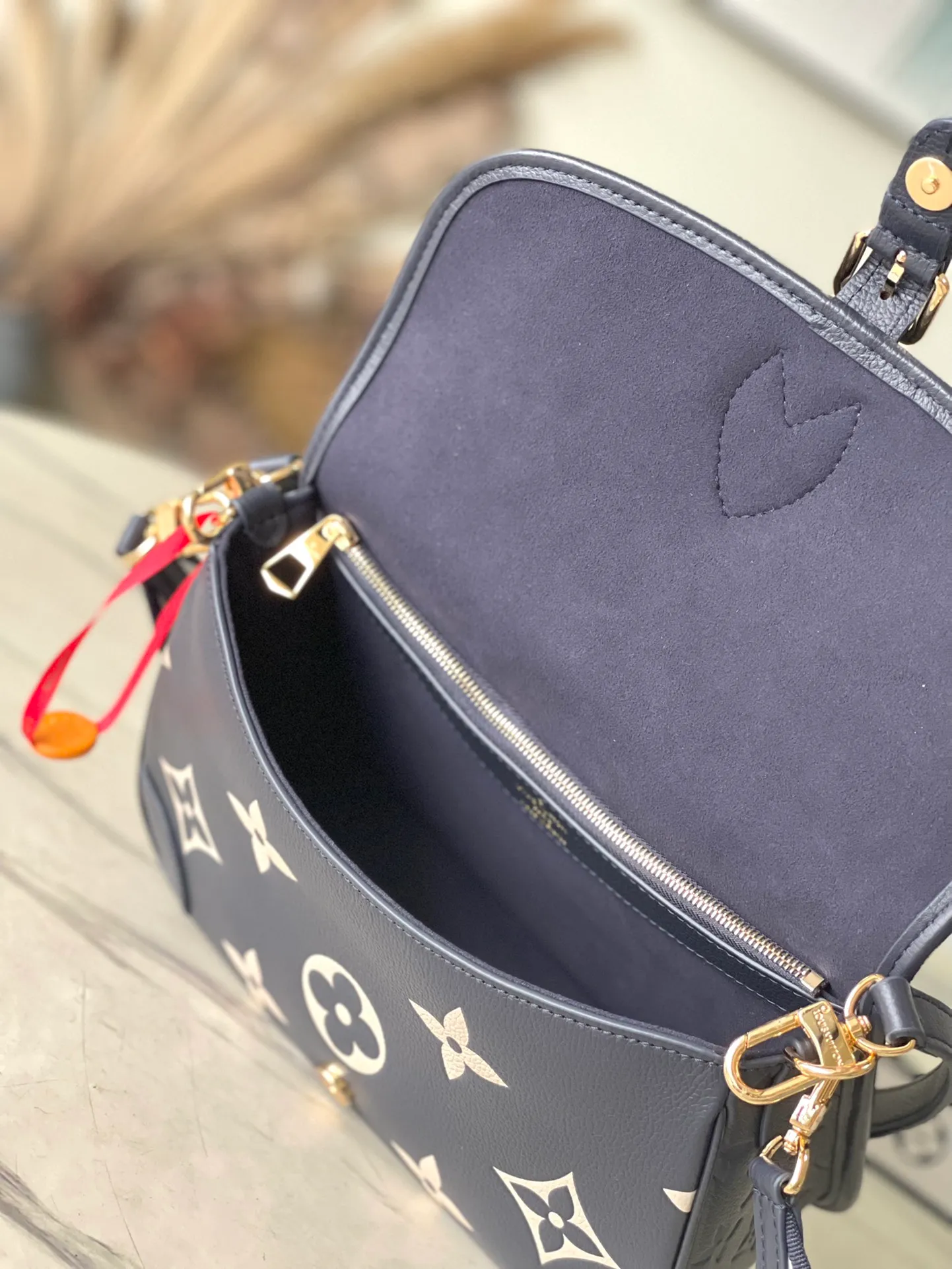 💰1060 (first-grain leather) top original order M47161 navy blue This Diane handbag is made of classic Monogram Empreinte embossed leather, with the brand logo woven into the detachable wide jacquard shoulder strap. In addition to the detachable leather shoulder strap, a crossbody option is added, which can flexibly match elegant style or dynamic style. Dimensions: 23 x 16 x 8.5 cm