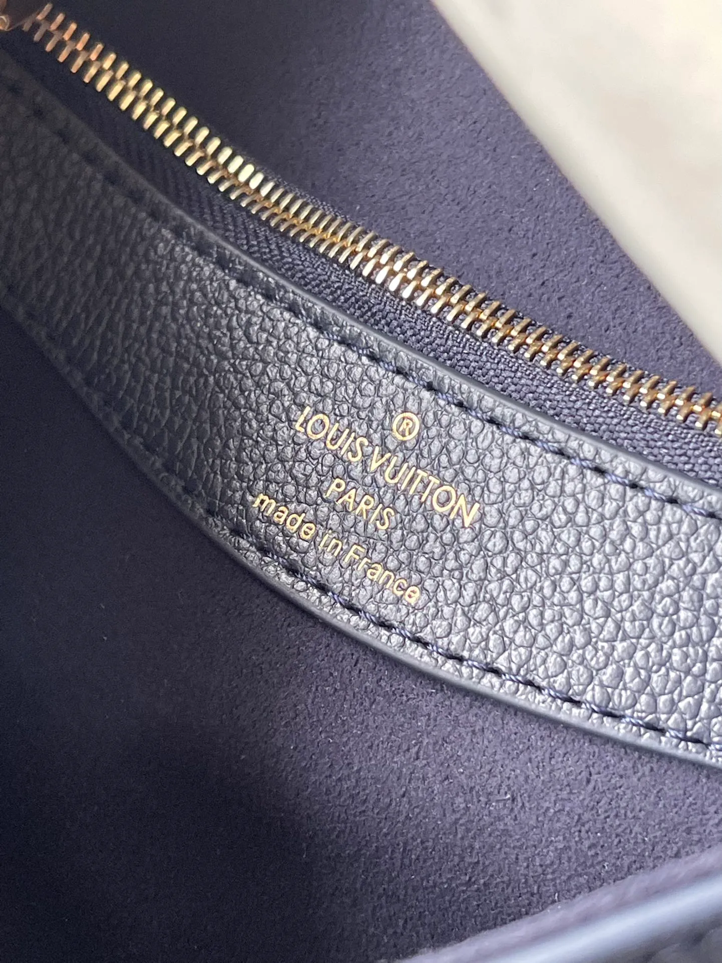💰1060 (first-grain leather) top original order M47161 navy blue This Diane handbag is made of classic Monogram Empreinte embossed leather, with the brand logo woven into the detachable wide jacquard shoulder strap. In addition to the detachable leather shoulder strap, a crossbody option is added, which can flexibly match elegant style or dynamic style. Dimensions: 23 x 16 x 8.5 cm