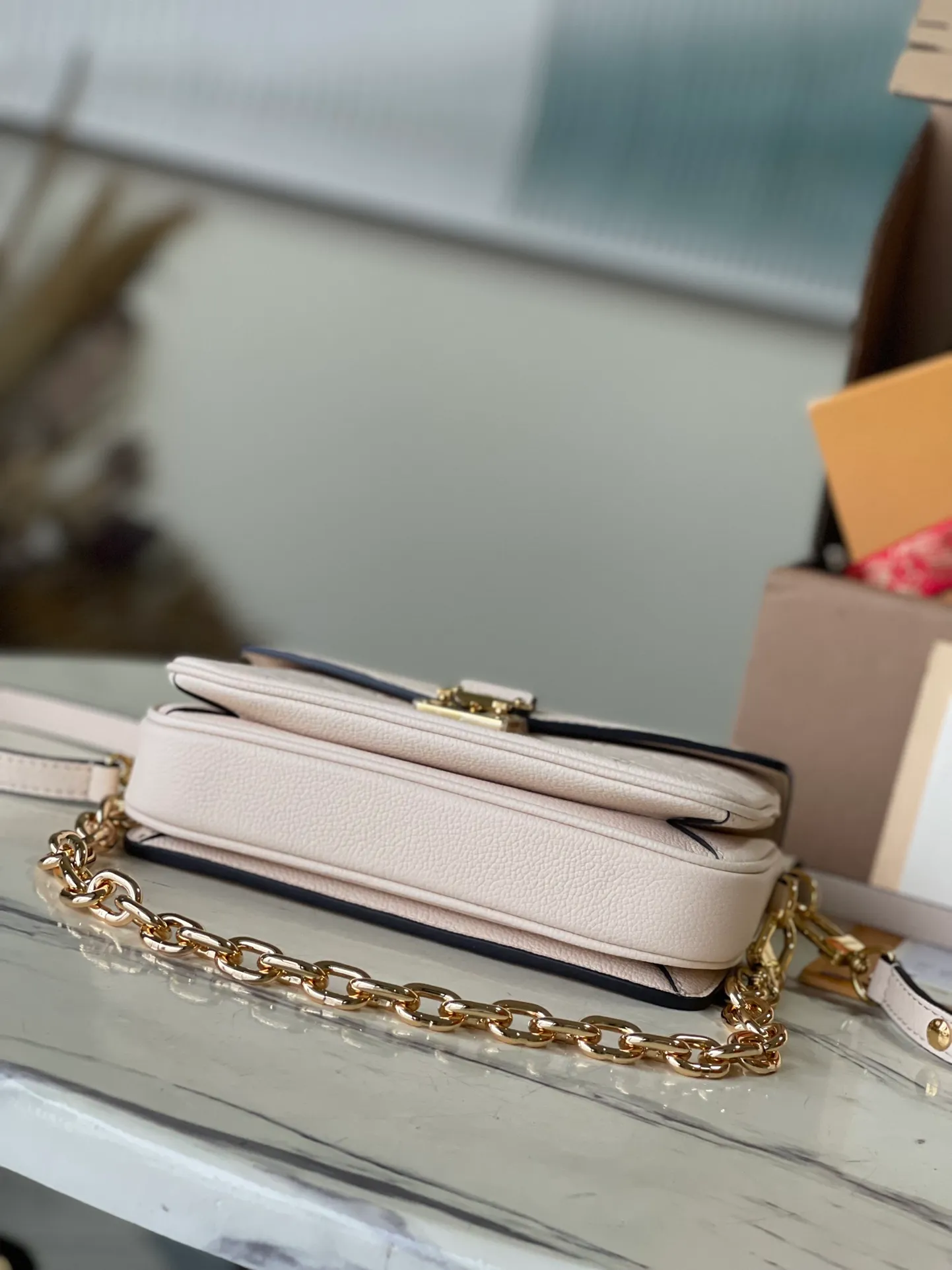 💰1100 (top layer leather) top original order M22942. Support counter inspection. Photos taken of duty-free goods are consistent with the product without unpacking. This product is an exclusive duty-free product in the market and is the highest-end product. Inspection is supported. This product has passed strict inspection and is flawless. Please wear gloves when touching the product. This product is not returnable or exchangeable. Please confirm the product first and then remove the label on the handle. This product is temporarily not open to the public, only regular customers, and is in short supply. Dimensions: 21.5 x 13.5 x 3 cm