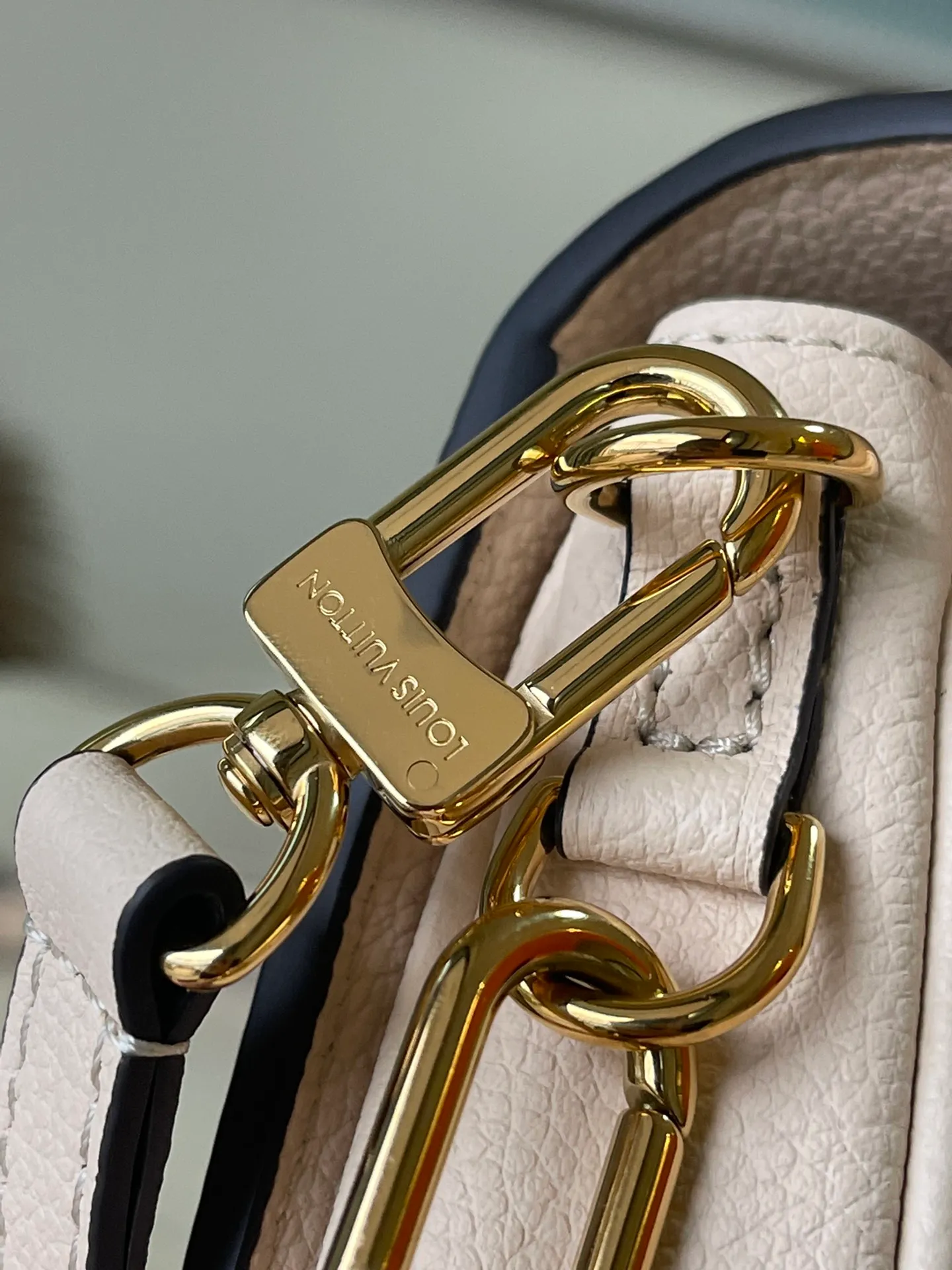 💰1100 (top layer leather) top original order M22942. Support counter inspection. Photos taken of duty-free goods are consistent with the product without unpacking. This product is an exclusive duty-free product in the market and is the highest-end product. Inspection is supported. This product has passed strict inspection and is flawless. Please wear gloves when touching the product. This product is not returnable or exchangeable. Please confirm the product first and then remove the label on the handle. This product is temporarily not open to the public, only regular customers, and is in short supply. Dimensions: 21.5 x 13.5 x 3 cm