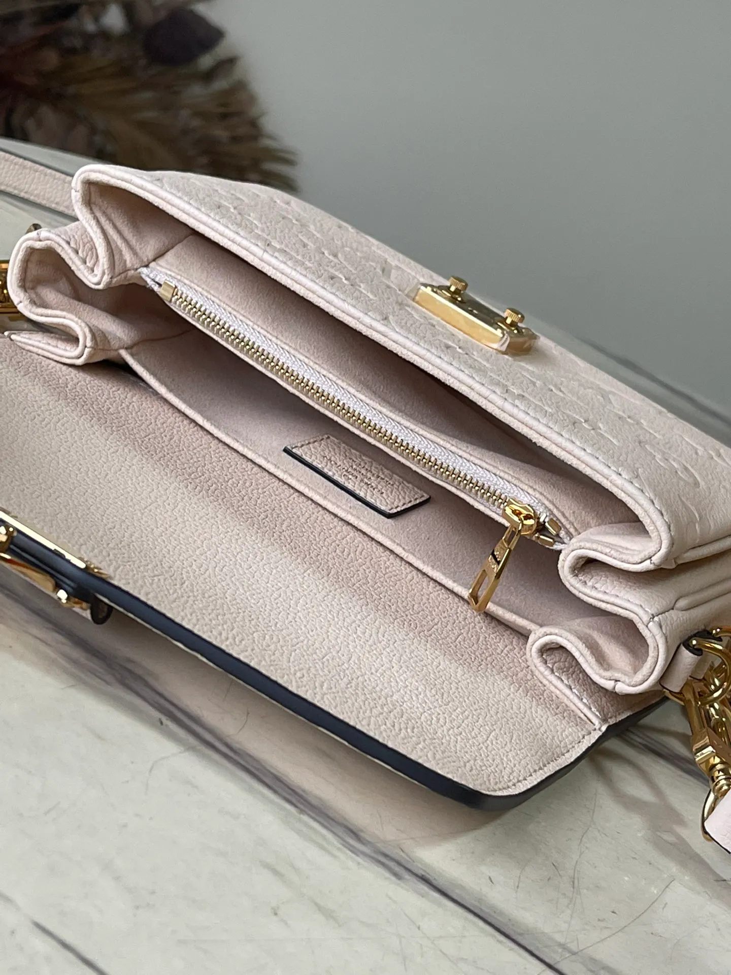 💰1100 (top layer leather) top original order M22942. Support counter inspection. Photos taken of duty-free goods are consistent with the product without unpacking. This product is an exclusive duty-free product in the market and is the highest-end product. Inspection is supported. This product has passed strict inspection and is flawless. Please wear gloves when touching the product. This product is not returnable or exchangeable. Please confirm the product first and then remove the label on the handle. This product is temporarily not open to the public, only regular customers, and is in short supply. Dimensions: 21.5 x 13.5 x 3 cm