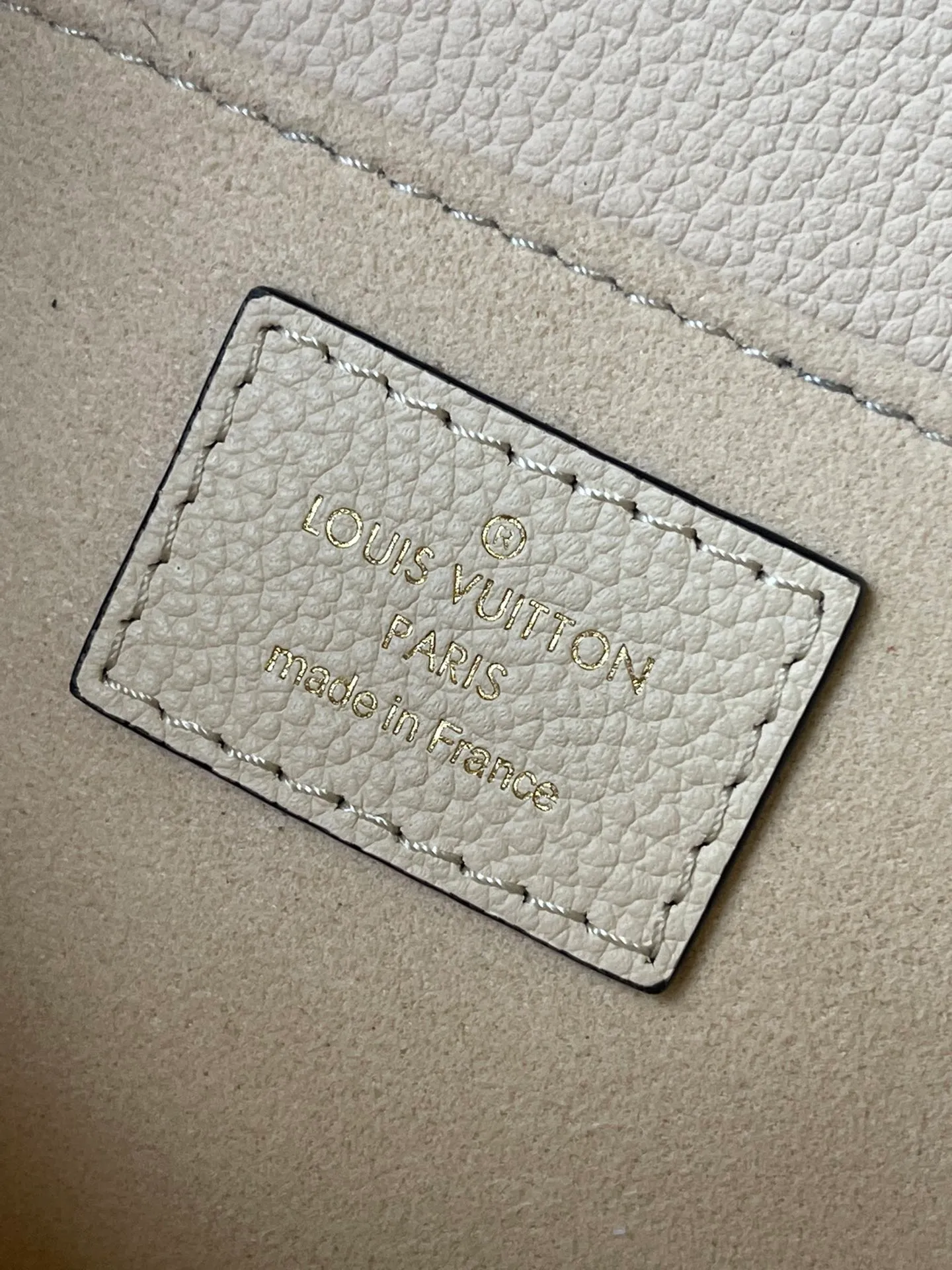 💰1100 (top layer leather) top original order M22942. Support counter inspection. Photos taken of duty-free goods are consistent with the product without unpacking. This product is an exclusive duty-free product in the market and is the highest-end product. Inspection is supported. This product has passed strict inspection and is flawless. Please wear gloves when touching the product. This product is not returnable or exchangeable. Please confirm the product first and then remove the label on the handle. This product is temporarily not open to the public, only regular customers, and is in short supply. Dimensions: 21.5 x 13.5 x 3 cm