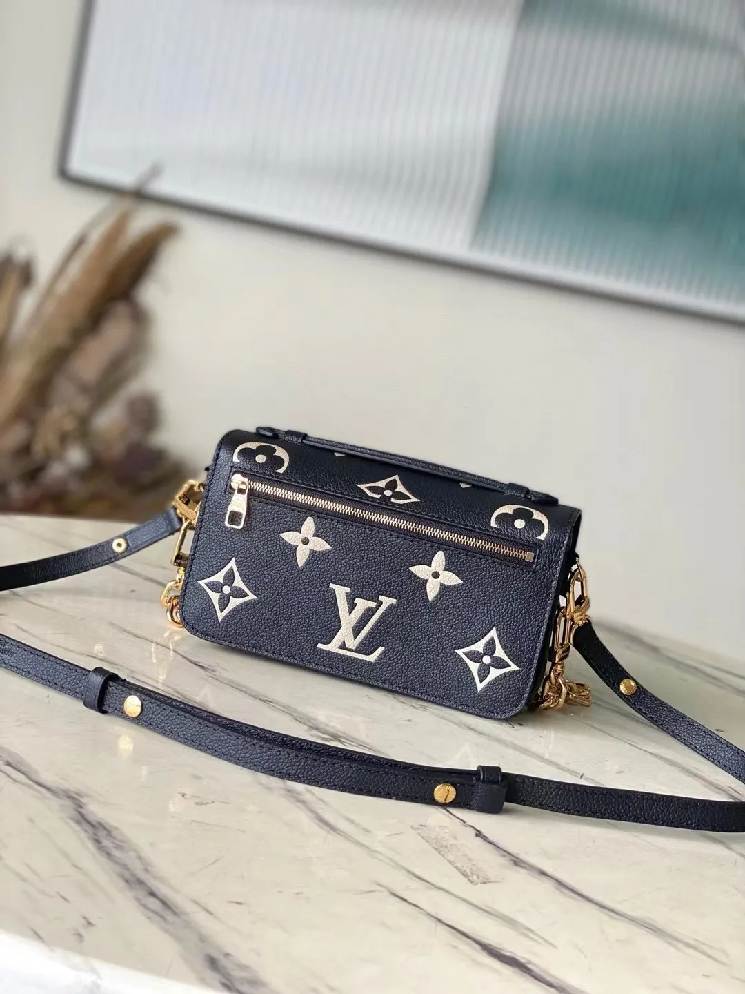 💰1100 (first-grain leather) top original order M46596 black silk screen This Pochette Metis East West handbag is made of Monogram Empreinte leather with Monogram pattern embossed, which combines classic elements and contemporary details. The S-lock lock and top handle pay tribute to the brand's box-making heritage. The compact configuration and detachable short shoulder chain highlight the trendy style. Size: 21.5x13.5x6cm