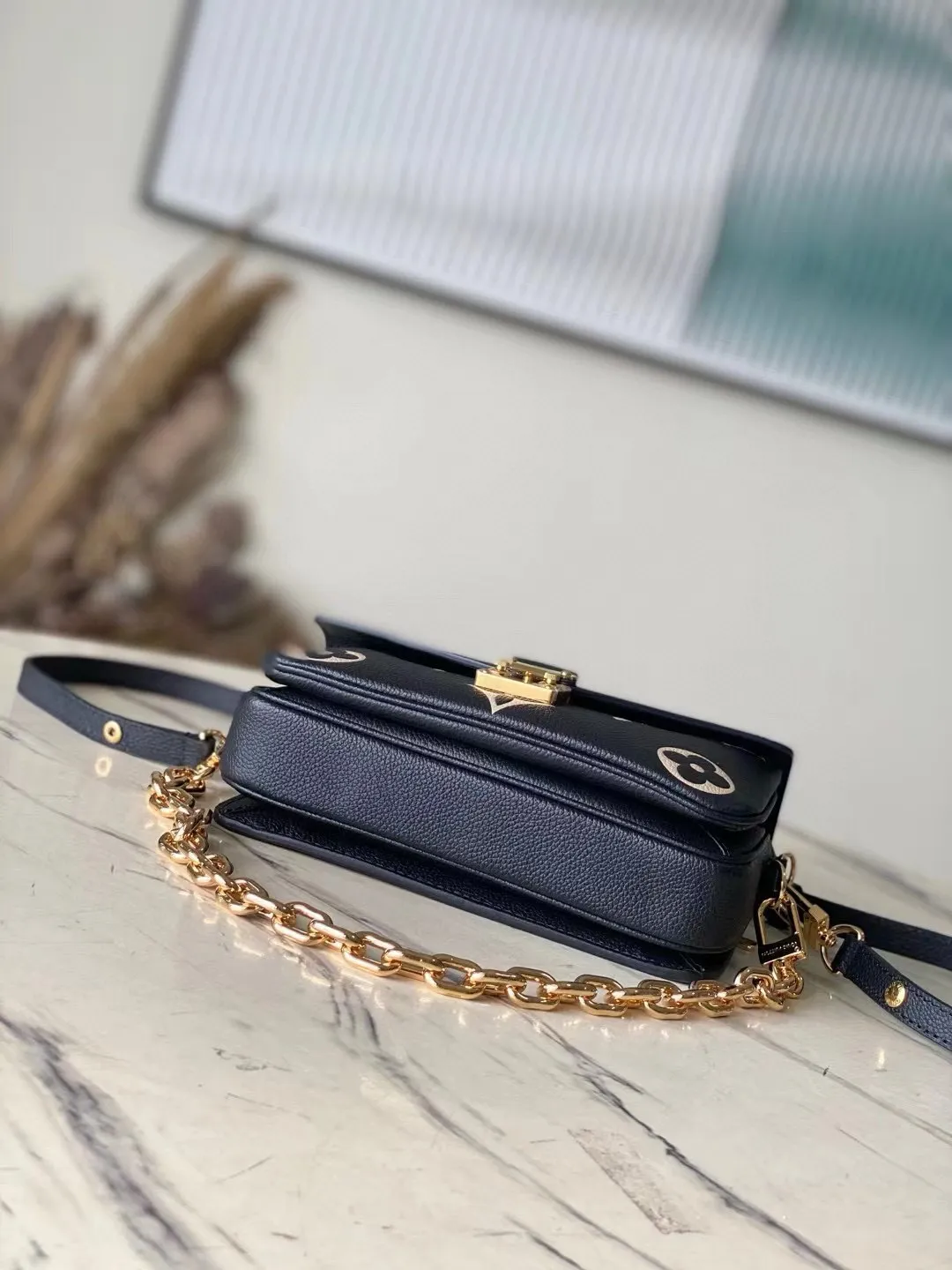 💰1100 (first-grain leather) top original order M46596 black silk screen This Pochette Metis East West handbag is made of Monogram Empreinte leather with Monogram pattern embossed, which combines classic elements and contemporary details. The S-lock lock and top handle pay tribute to the brand's box-making heritage. The compact configuration and detachable short shoulder chain highlight the trendy style. Size: 21.5x13.5x6cm