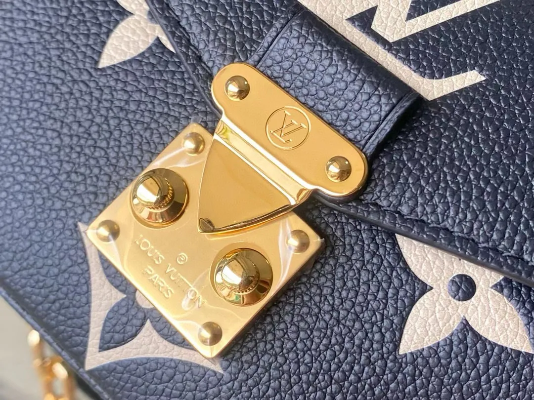 💰1100 (first-grain leather) top original order M46596 black silk screen This Pochette Metis East West handbag is made of Monogram Empreinte leather with Monogram pattern embossed, which combines classic elements and contemporary details. The S-lock lock and top handle pay tribute to the brand's box-making heritage. The compact configuration and detachable short shoulder chain highlight the trendy style. Size: 21.5x13.5x6cm
