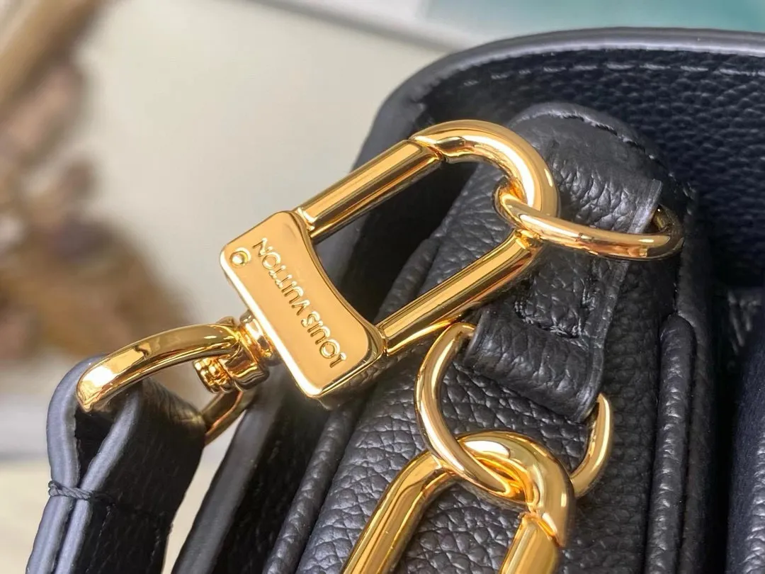 💰1100 (first-grain leather) top original order M46596 black silk screen This Pochette Metis East West handbag is made of Monogram Empreinte leather with Monogram pattern embossed, which combines classic elements and contemporary details. The S-lock lock and top handle pay tribute to the brand's box-making heritage. The compact configuration and detachable short shoulder chain highlight the trendy style. Size: 21.5x13.5x6cm