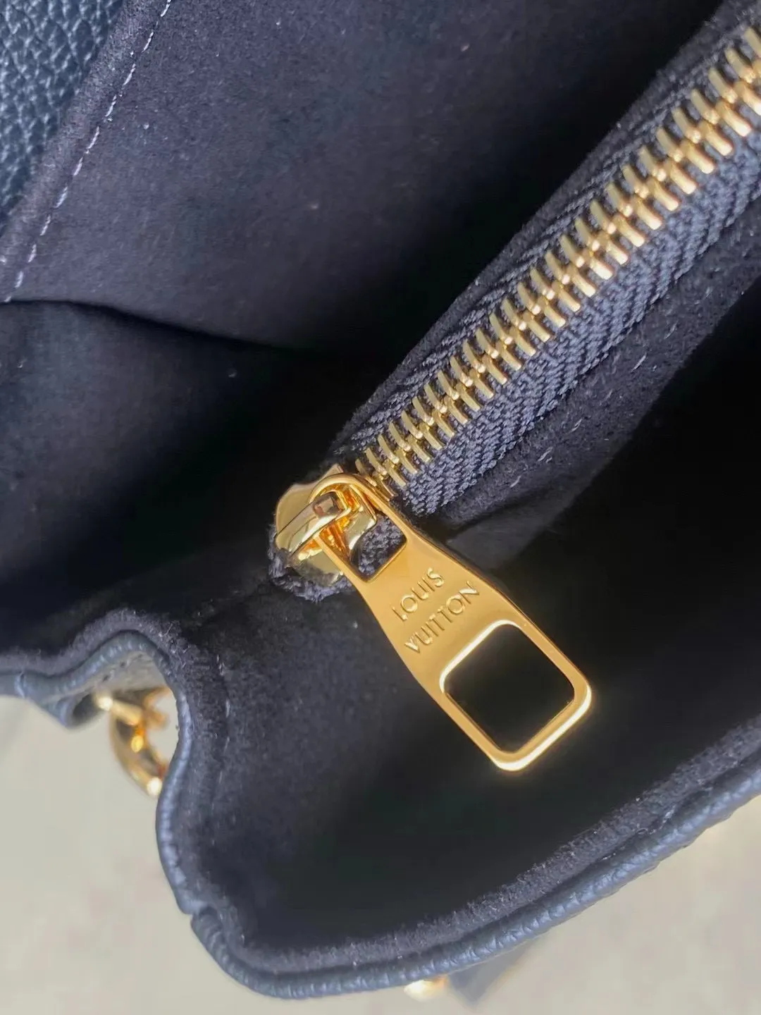 💰1100 (first-grain leather) top original order M46596 black silk screen This Pochette Metis East West handbag is made of Monogram Empreinte leather with Monogram pattern embossed, which combines classic elements and contemporary details. The S-lock lock and top handle pay tribute to the brand's box-making heritage. The compact configuration and detachable short shoulder chain highlight the trendy style. Size: 21.5x13.5x6cm