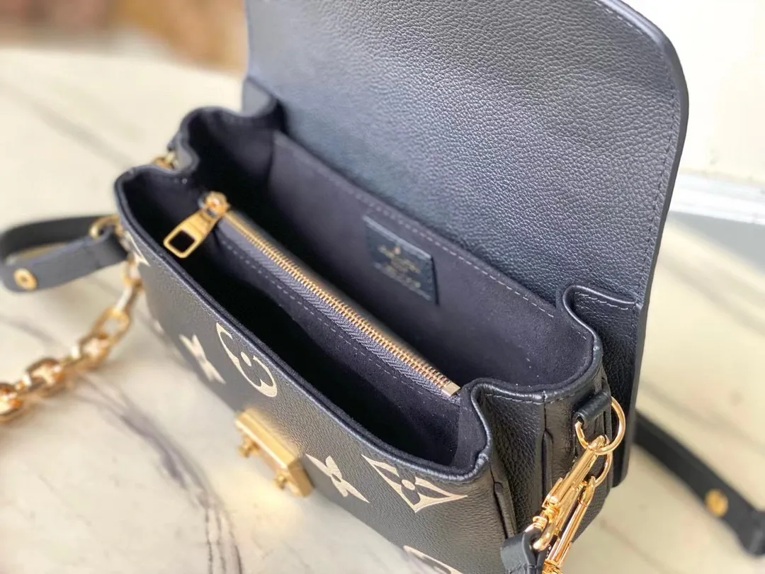 💰1100 (first-grain leather) top original order M46596 black silk screen This Pochette Metis East West handbag is made of Monogram Empreinte leather with Monogram pattern embossed, which combines classic elements and contemporary details. The S-lock lock and top handle pay tribute to the brand's box-making heritage. The compact configuration and detachable short shoulder chain highlight the trendy style. Size: 21.5x13.5x6cm