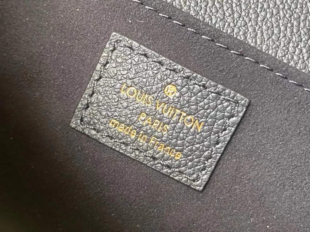 💰1100 (first-grain leather) top original order M46596 black silk screen This Pochette Metis East West handbag is made of Monogram Empreinte leather with Monogram pattern embossed, which combines classic elements and contemporary details. The S-lock lock and top handle pay tribute to the brand's box-making heritage. The compact configuration and detachable short shoulder chain highlight the trendy style. Size: 21.5x13.5x6cm