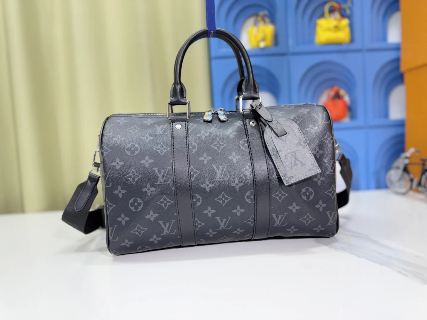 P260 Upgraded original M22765 full leather M46655 gram flower This Keepall 35 travel bag is made of Monogram Shadow leather with full Monogram embossing and matte metal parts to achieve a simple design. The cabin luggage size is suitable for short trips. The Keepall line of soft travel bags was created in the 1930s and remains as classic and elegant as ever. Size: 35x21x16 (cm)