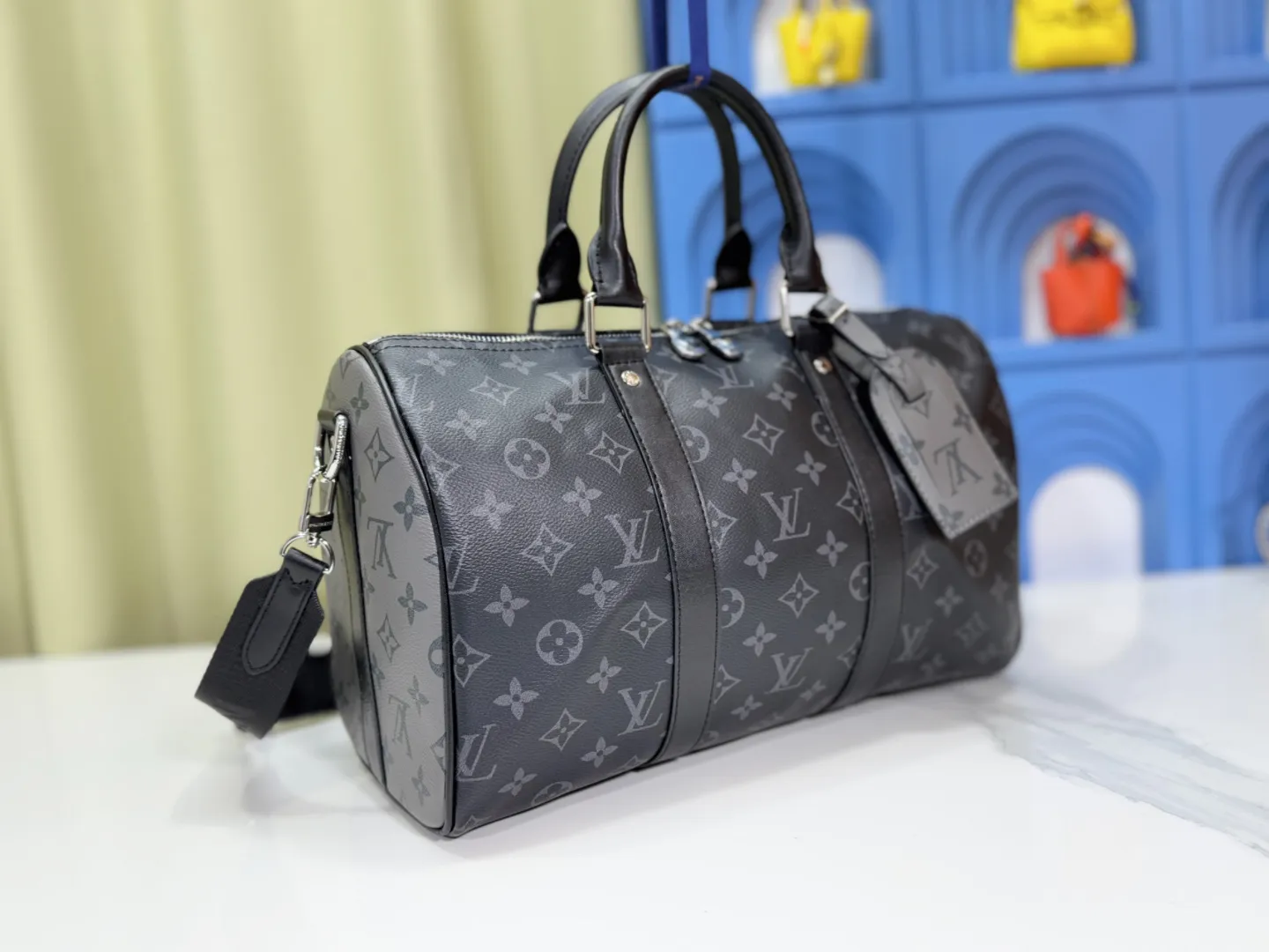 P260 Upgraded original M22765 full leather M46655 gram flower This Keepall 35 travel bag is made of Monogram Shadow leather with full Monogram embossing and matte metal parts to achieve a simple design. The cabin luggage size is suitable for short trips. The Keepall line of soft travel bags was created in the 1930s and remains as classic and elegant as ever. Size: 35x21x16 (cm)