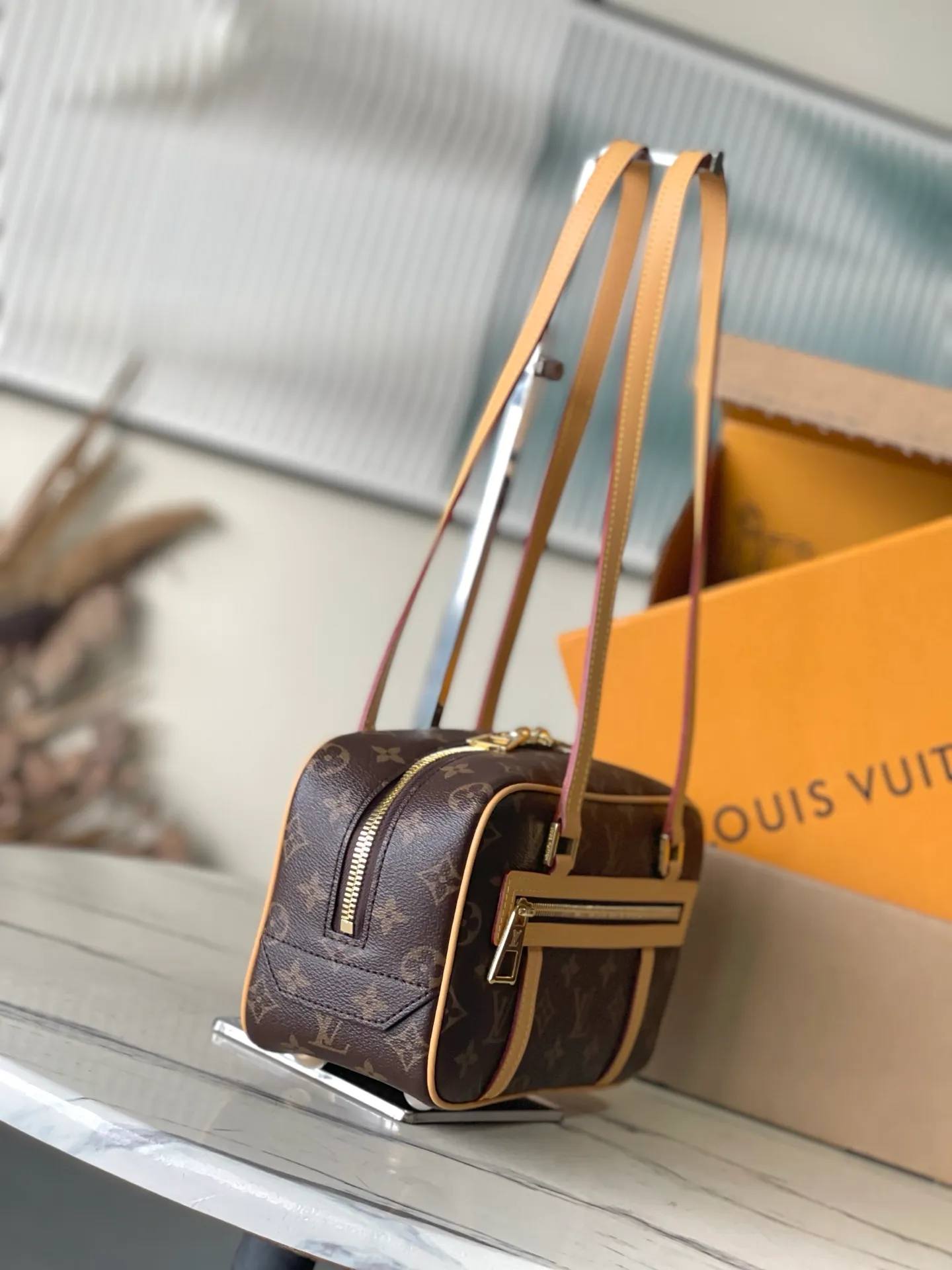 💰800 Top original order M46321 The second-hand series Cité handbag is modeled on the rectangular handbag of the same name from the Louis Vuitton collection, using Monogram canvas to create a soft structure. The long handle makes it easy to carry on the shoulder, and the leather side straps, zippered front pocket and large zipper pull add youthfulness. Size: 26 *16 *11 cm