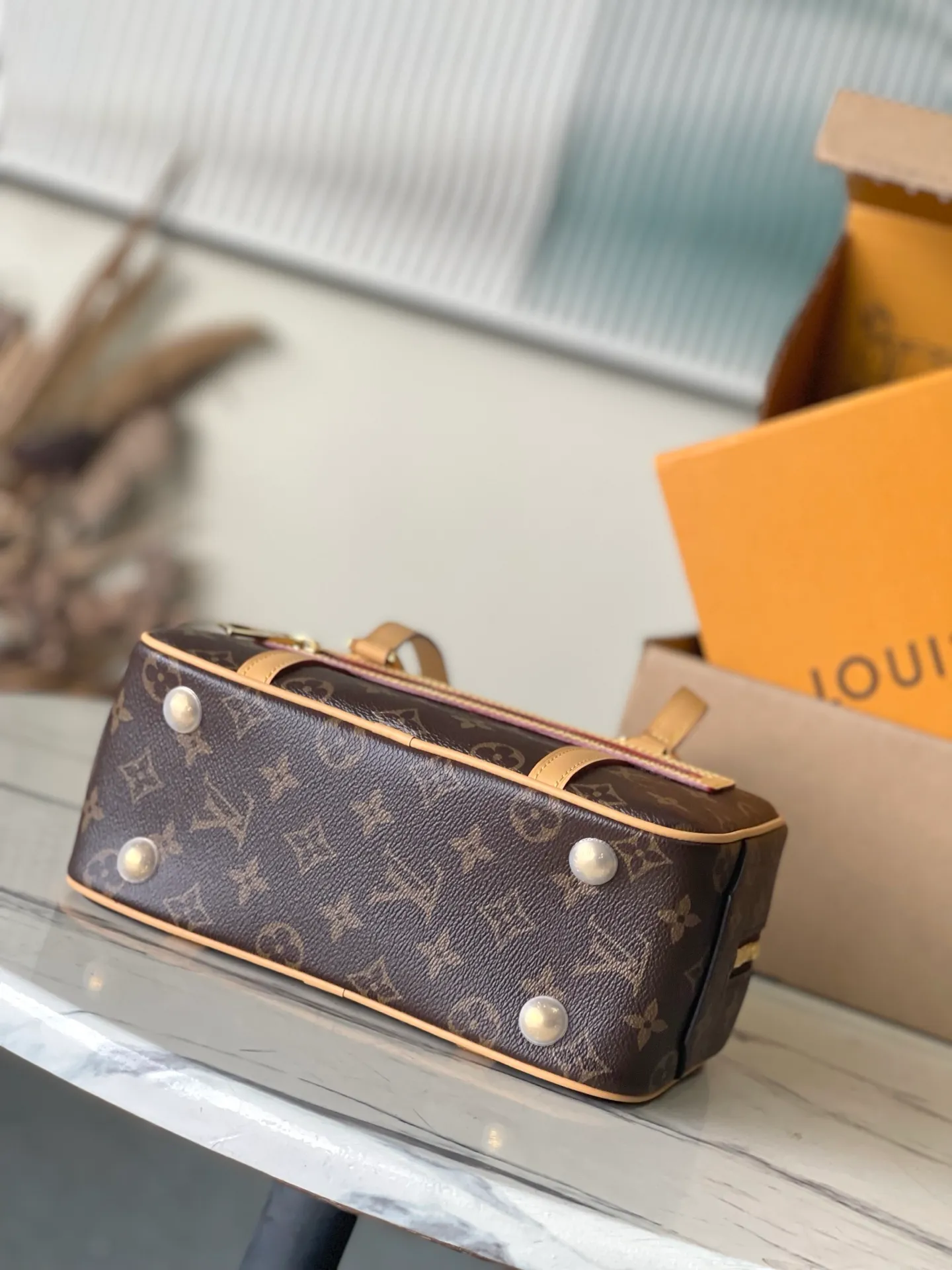 💰800 Top original order M46321 The second-hand series Cité handbag is modeled on the rectangular handbag of the same name from the Louis Vuitton collection, using Monogram canvas to create a soft structure. The long handle makes it easy to carry on the shoulder, and the leather side straps, zippered front pocket and large zipper pull add youthfulness. Size: 26 *16 *11 cm