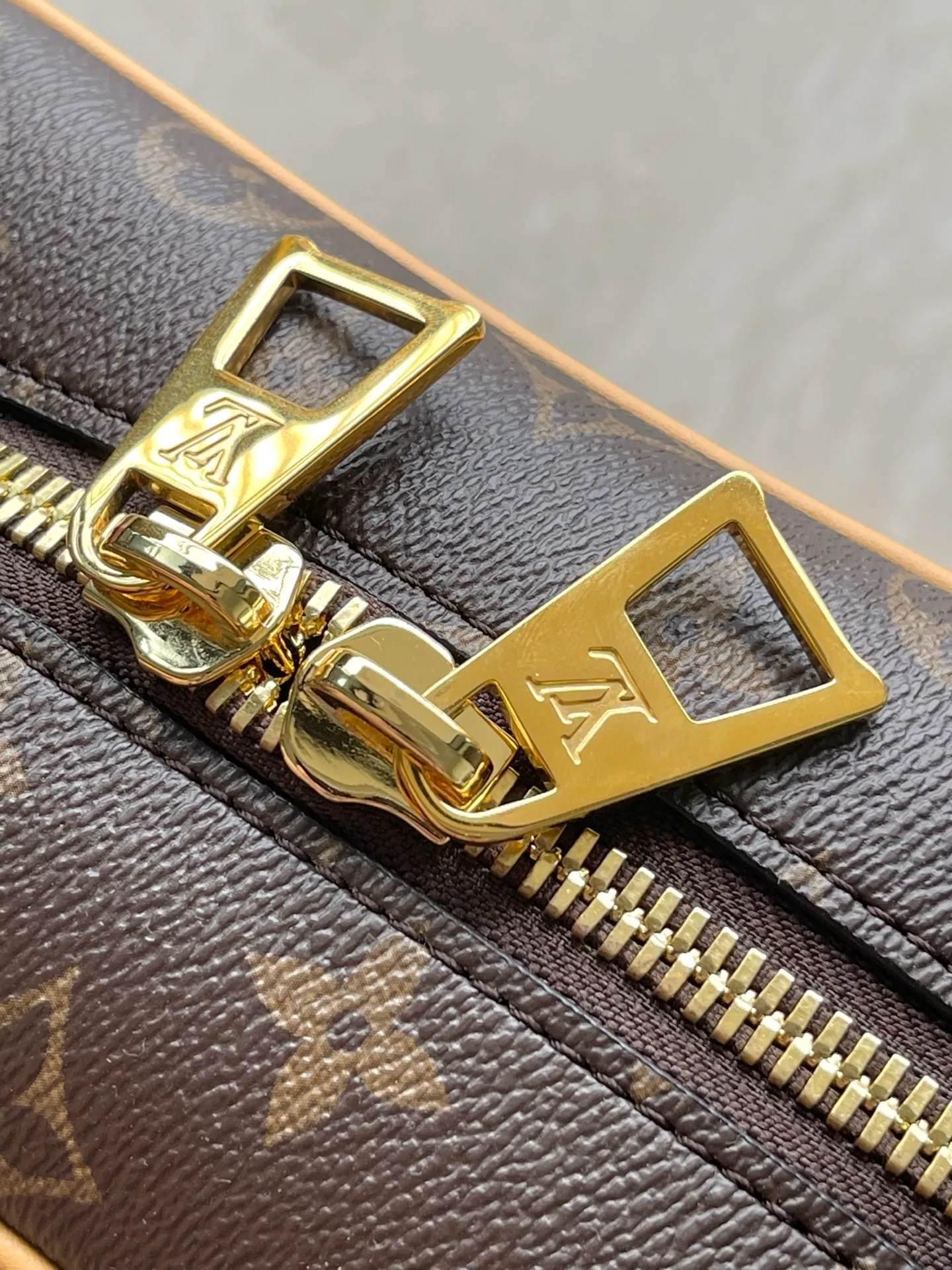 💰800 Top original order M46321 The second-hand series Cité handbag is modeled on the rectangular handbag of the same name from the Louis Vuitton collection, using Monogram canvas to create a soft structure. The long handle makes it easy to carry on the shoulder, and the leather side straps, zippered front pocket and large zipper pull add youthfulness. Size: 26 *16 *11 cm