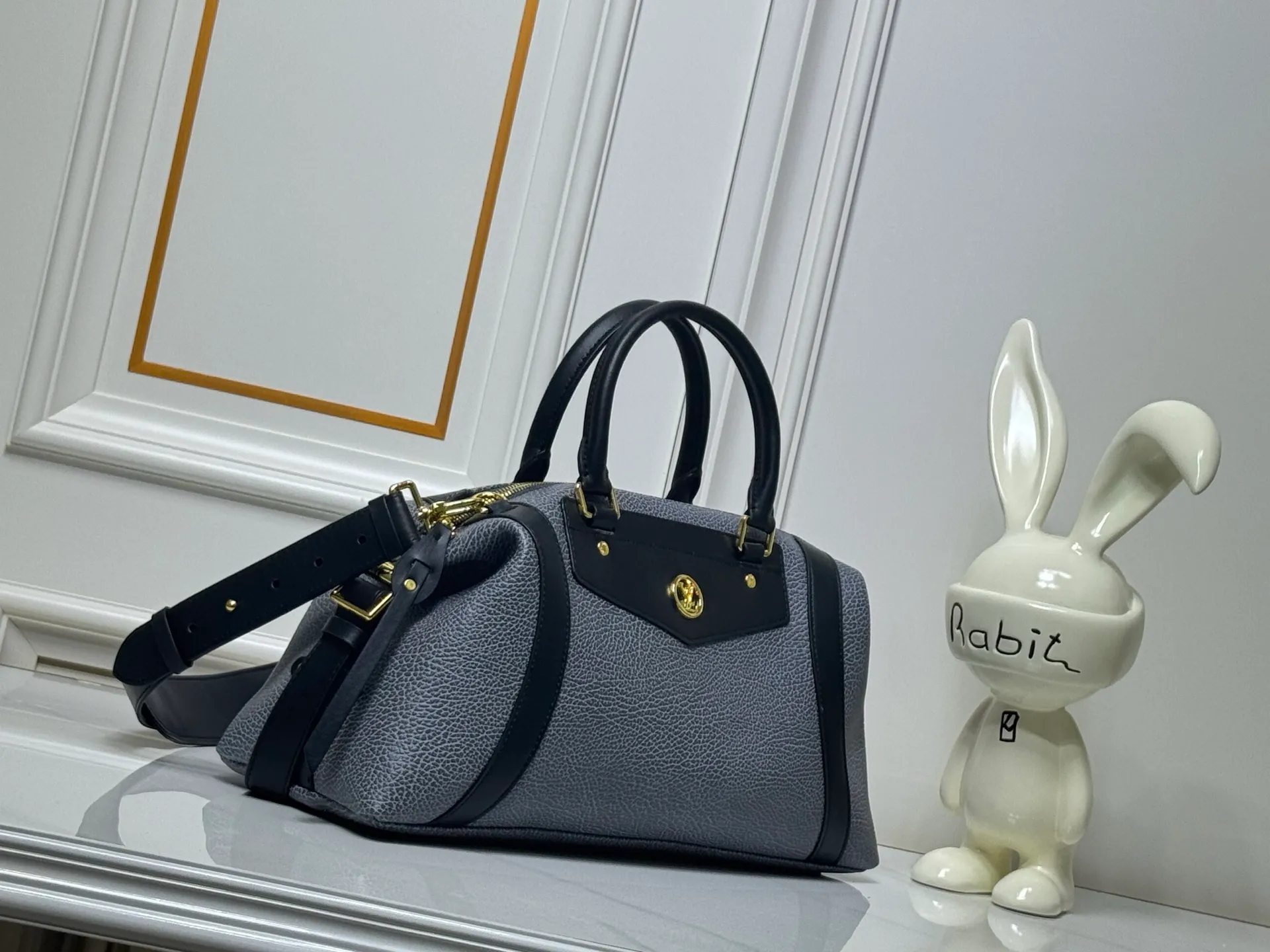 Batch 340💰M25557 M25561 M25561 M25566 Dark Gray M14702 Medium This Nano LV Rider handbag is from the 2025 spring and summer series. It combines pixelated grain sheep leather with smooth cow leather elements, and then uses the LV Circle logo to accentuate the elegant panels. The foldable configuration makes it easy to store in a suitcase, and the modern design adds a rock-n-roll edge to any look. Dimensions: 15 × 15 × 38 cm (H x W x L) Sheep leather Cow leather trim Textile lining Metal hardware Zipper closure Side slip straps Internal pocket Holds a 6.7-inch smartphone, Romy card holder and lipstick Shoulder strap: removable, adjustable Half-length strap: 30.0 cm Half-length strap adjustable to: 45.0 cm Handle: Double handle