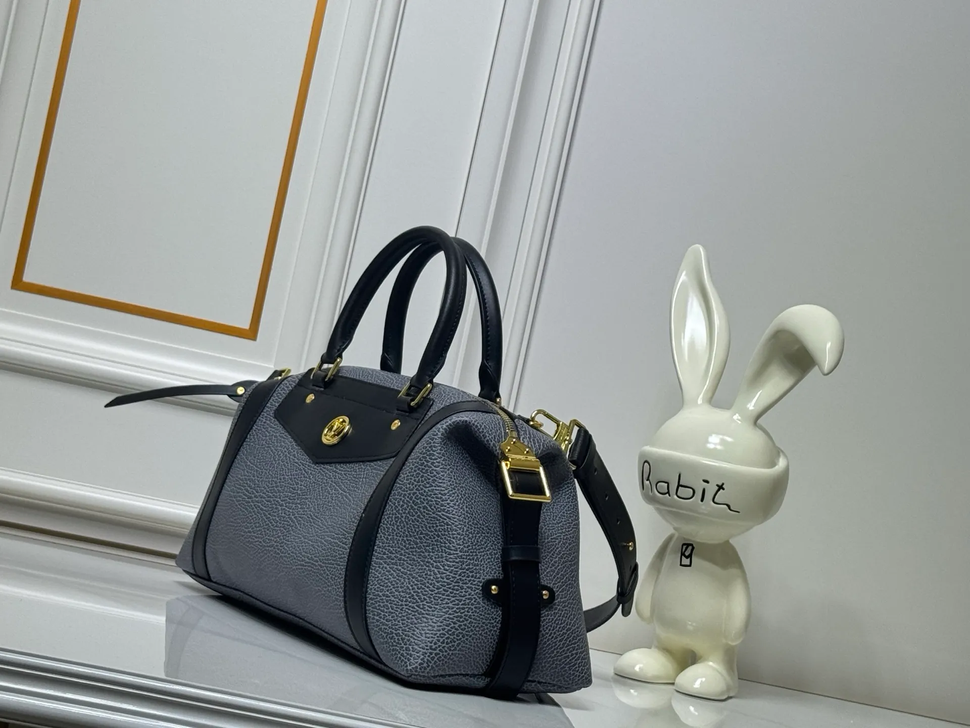 Batch 340💰M25557 M25561 M25561 M25566 Dark Gray M14702 Medium This Nano LV Rider handbag is from the 2025 spring and summer series. It combines pixelated grain sheep leather with smooth cow leather elements, and then uses the LV Circle logo to accentuate the elegant panels. The foldable configuration makes it easy to store in a suitcase, and the modern design adds a rock-n-roll edge to any look. Dimensions: 15 × 15 × 38 cm (H x W x L) Sheep leather Cow leather trim Textile lining Metal hardware Zipper closure Side slip straps Internal pocket Holds a 6.7-inch smartphone, Romy card holder and lipstick Shoulder strap: removable, adjustable Half-length strap: 30.0 cm Half-length strap adjustable to: 45.0 cm Handle: Double handle
