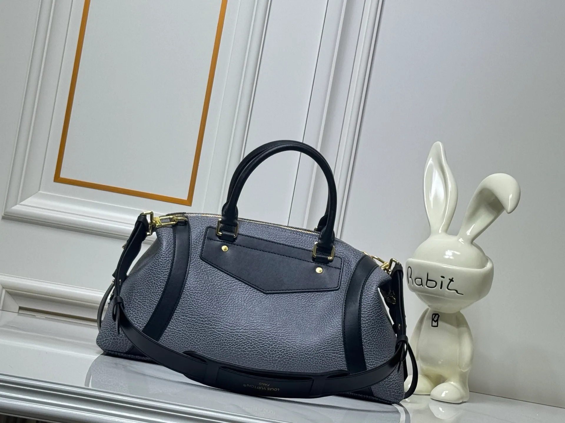 Batch 340💰M25557 M25561 M25561 M25566 Dark Gray M14702 Medium This Nano LV Rider handbag is from the 2025 spring and summer series. It combines pixelated grain sheep leather with smooth cow leather elements, and then uses the LV Circle logo to accentuate the elegant panels. The foldable configuration makes it easy to store in a suitcase, and the modern design adds a rock-n-roll edge to any look. Dimensions: 15 × 15 × 38 cm (H x W x L) Sheep leather Cow leather trim Textile lining Metal hardware Zipper closure Side slip straps Internal pocket Holds a 6.7-inch smartphone, Romy card holder and lipstick Shoulder strap: removable, adjustable Half-length strap: 30.0 cm Half-length strap adjustable to: 45.0 cm Handle: Double handle
