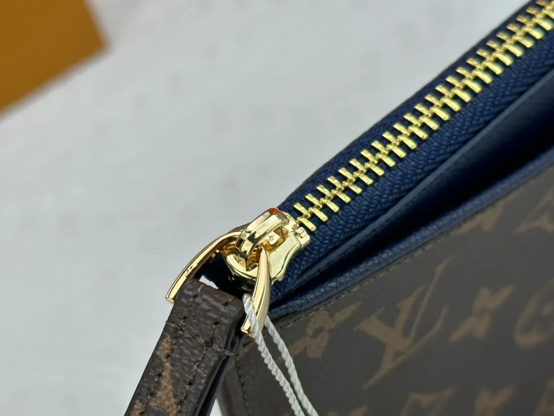 P 120 M60910, actual photo This handbag is exquisitely crafted. The Pallas handbag combines classic Monogram canvas with bright colors to create a pleasing effect. It holds an iPad mini for the ultimate feminine look and fits easily into most Louis Vuitton shoulder bags and tote styles. Carry loop with bright gold-tone brass hardware, calfskin lining, 6 credit card slots and a contrasting external patch pocket. Dimensions: 24x17,