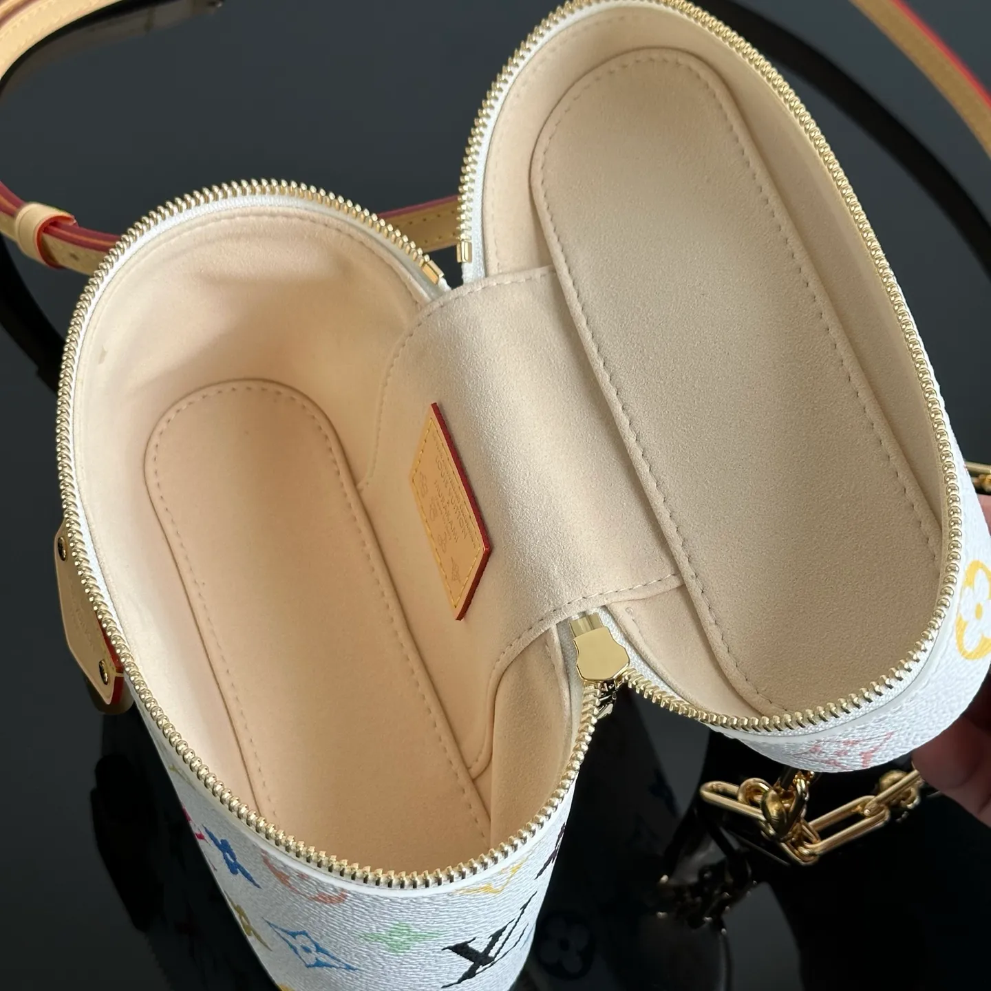 💰2100｛Authentic grade｝MB original leather M13662 white three-color Vanity Pouch handbag, exclusive channel goods, detailed real photos! MB is about quality, hardware, fabrics, handwork, oiled edges, A-grade high-quality products, comprehensive upgrades, the photos are consistent with the products, 360 degrees without blind spots, take a look at it. Size: 11.5 x 6.5 x 19.0 cm