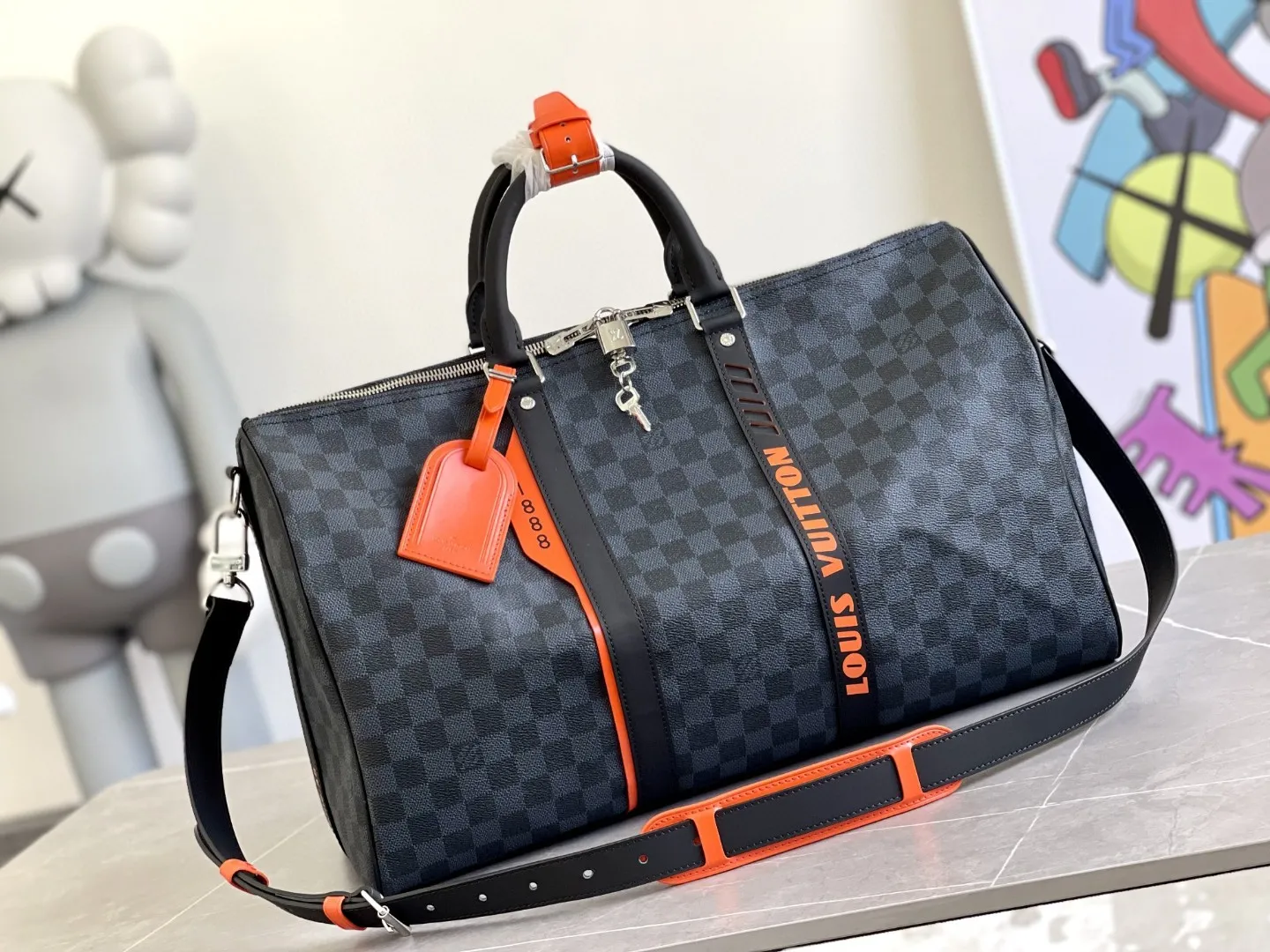 💰1160 Top original N40166 classic Keepall travel bag meets Damier Cobalt canvas. In the collision of rich dark colors and bright orange, it reveals an unprecedented sports edge. The brand logo recalls the 2019 spring and summer show. The laser-cut details imagine the passion on the racing track. The comfortable shoulder straps and ample capacity create an on-the-go design. Dimensions: 45.0 x 27.0 x 20.0 cm