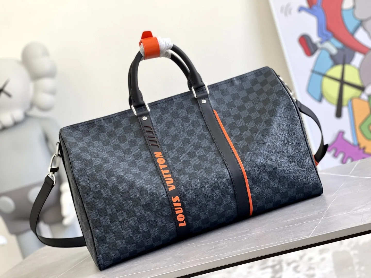 💰1160 Top original N40166 classic Keepall travel bag meets Damier Cobalt canvas. In the collision of rich dark colors and bright orange, it reveals an unprecedented sports edge. The brand logo recalls the 2019 spring and summer show. The laser-cut details imagine the passion on the racing track. The comfortable shoulder straps and ample capacity create an on-the-go design. Dimensions: 45.0 x 27.0 x 20.0 cm