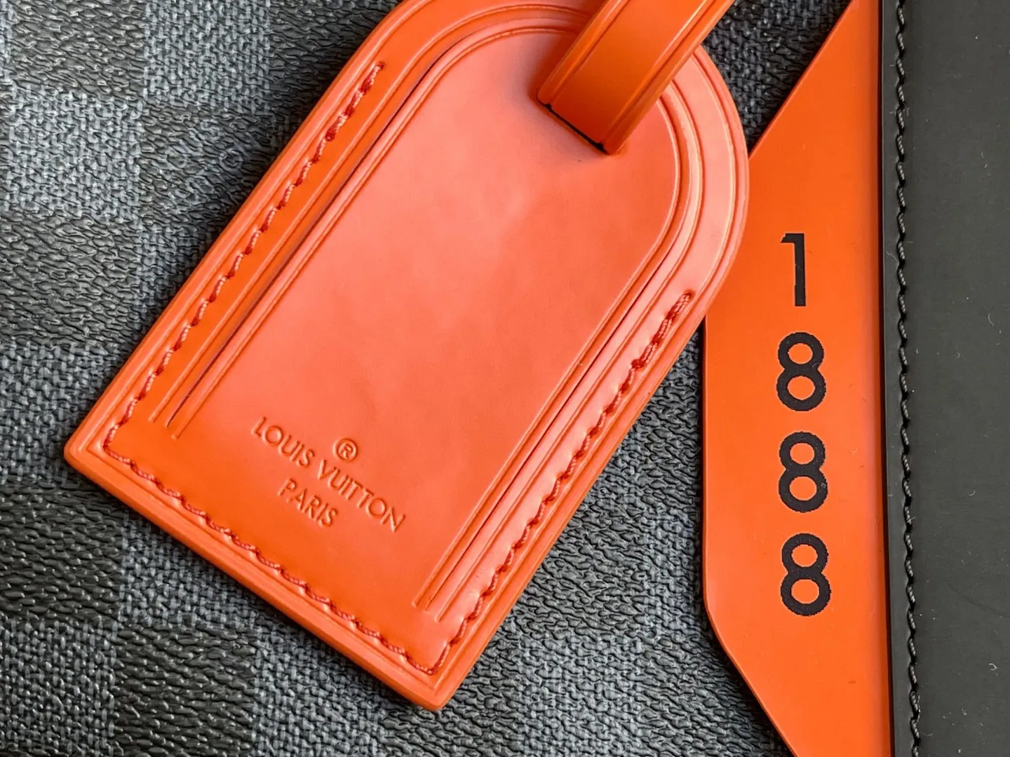 💰1160 Top original N40166 classic Keepall travel bag meets Damier Cobalt canvas. In the collision of rich dark colors and bright orange, it reveals an unprecedented sports edge. The brand logo recalls the 2019 spring and summer show. The laser-cut details imagine the passion on the racing track. The comfortable shoulder straps and ample capacity create an on-the-go design. Dimensions: 45.0 x 27.0 x 20.0 cm