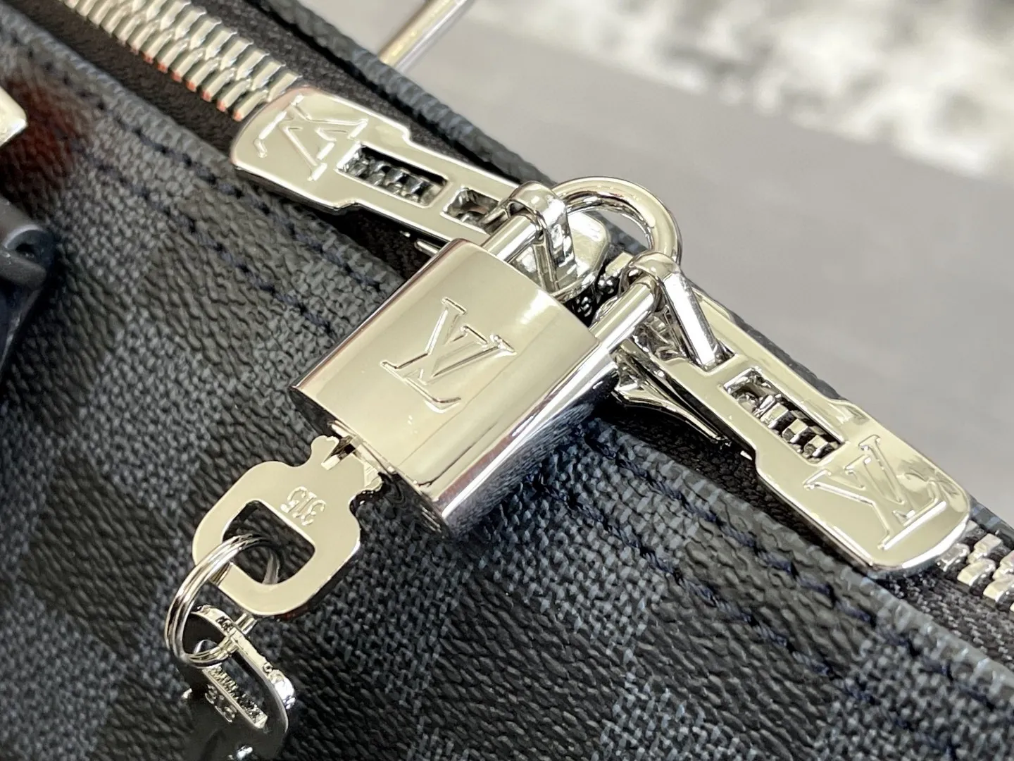 💰1160 Top original N40166 classic Keepall travel bag meets Damier Cobalt canvas. In the collision of rich dark colors and bright orange, it reveals an unprecedented sports edge. The brand logo recalls the 2019 spring and summer show. The laser-cut details imagine the passion on the racing track. The comfortable shoulder straps and ample capacity create an on-the-go design. Dimensions: 45.0 x 27.0 x 20.0 cm