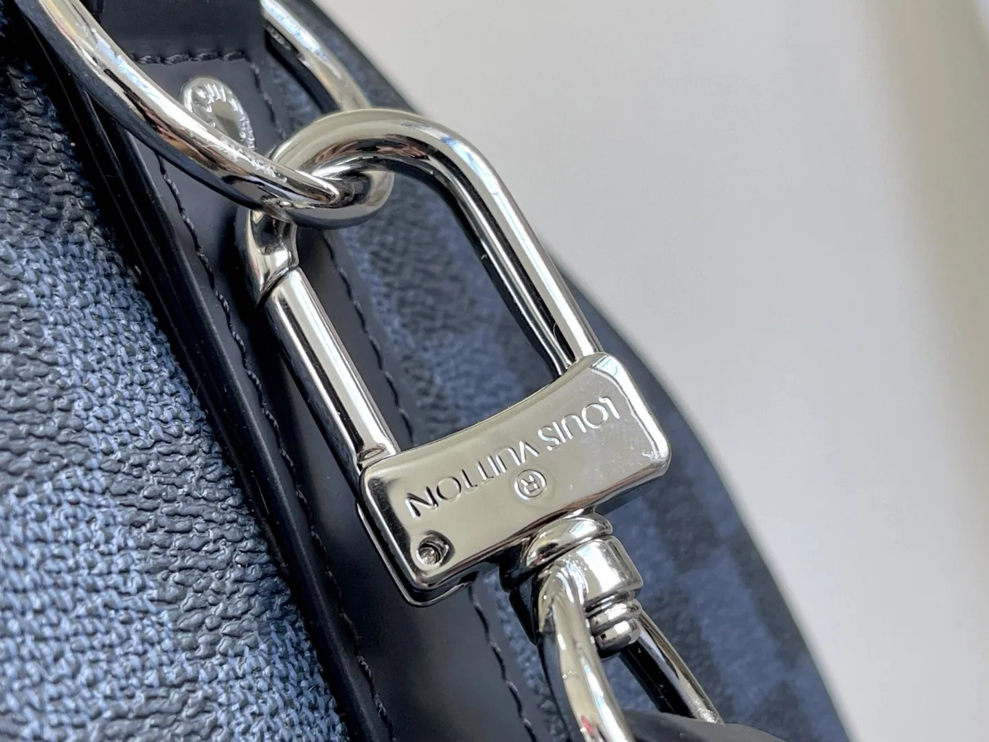 💰1160 Top original N40166 classic Keepall travel bag meets Damier Cobalt canvas. In the collision of rich dark colors and bright orange, it reveals an unprecedented sports edge. The brand logo recalls the 2019 spring and summer show. The laser-cut details imagine the passion on the racing track. The comfortable shoulder straps and ample capacity create an on-the-go design. Dimensions: 45.0 x 27.0 x 20.0 cm