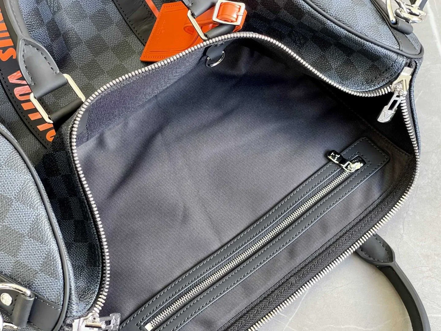 💰1160 Top original N40166 classic Keepall travel bag meets Damier Cobalt canvas. In the collision of rich dark colors and bright orange, it reveals an unprecedented sports edge. The brand logo recalls the 2019 spring and summer show. The laser-cut details imagine the passion on the racing track. The comfortable shoulder straps and ample capacity create an on-the-go design. Dimensions: 45.0 x 27.0 x 20.0 cm