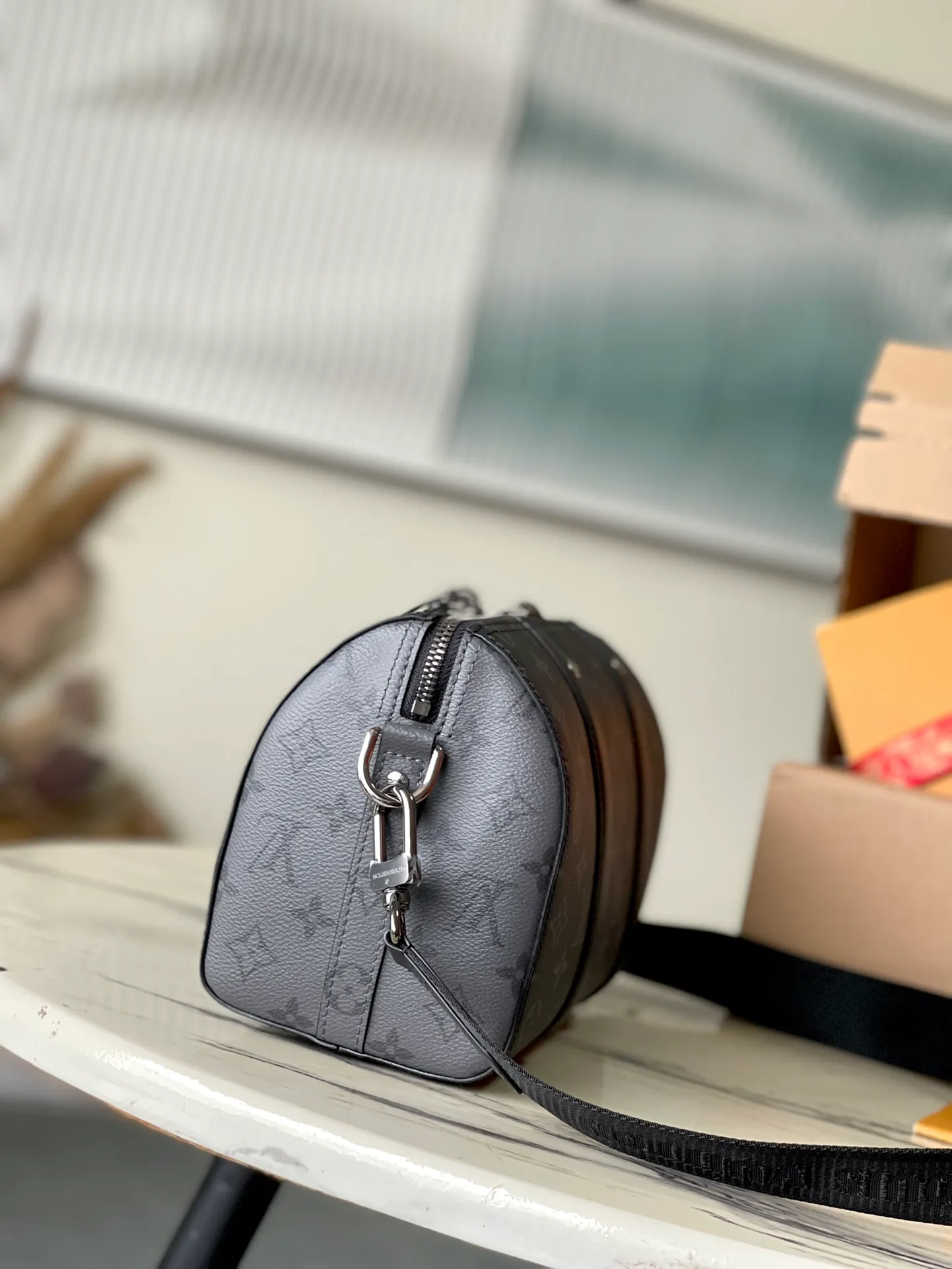 💰860 The top original order M45936 supports counter inspection. The photo taken of duty-free goods is consistent with the product and has not been unpacked. This product is an exclusive duty-free product in the market and is the highest-end product. Inspection is supported. This product has passed strict inspection and is flawless. Please wear gloves when touching the product. This product is not returnable or exchangeable. Please confirm the product first and then remove the label on the handle. This product is temporarily not open to the public, only regular customers, and is in short supply. Dimensions: 27 x 17 x 13 cm