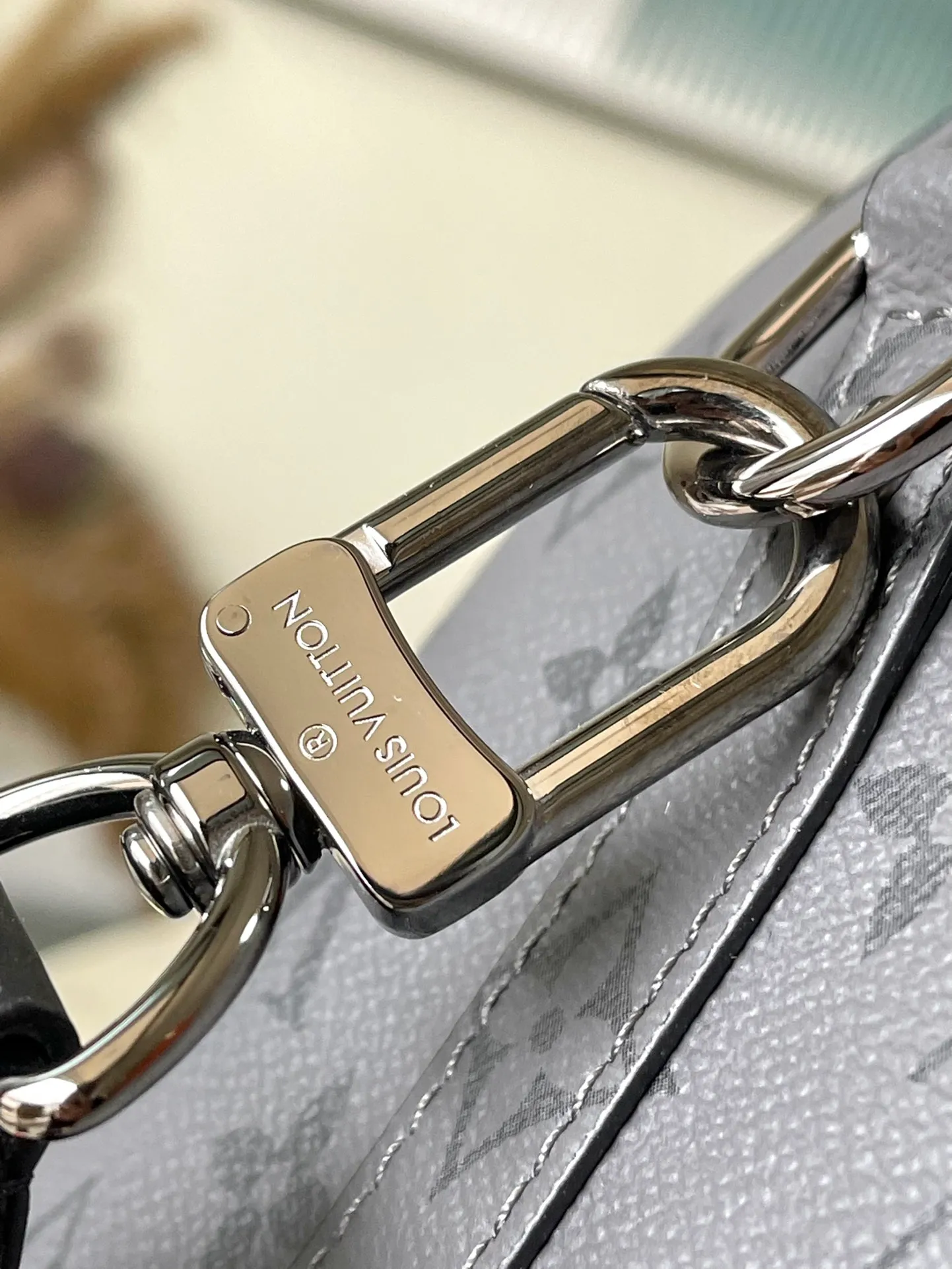💰860 The top original order M45936 supports counter inspection. The photo taken of duty-free goods is consistent with the product and has not been unpacked. This product is an exclusive duty-free product in the market and is the highest-end product. Inspection is supported. This product has passed strict inspection and is flawless. Please wear gloves when touching the product. This product is not returnable or exchangeable. Please confirm the product first and then remove the label on the handle. This product is temporarily not open to the public, only regular customers, and is in short supply. Dimensions: 27 x 17 x 13 cm