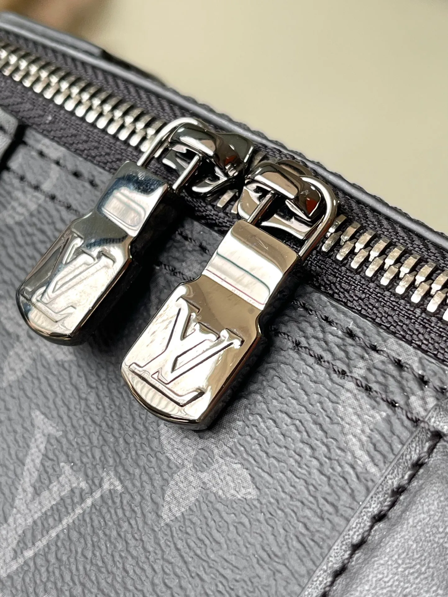 💰860 The top original order M45936 supports counter inspection. The photo taken of duty-free goods is consistent with the product and has not been unpacked. This product is an exclusive duty-free product in the market and is the highest-end product. Inspection is supported. This product has passed strict inspection and is flawless. Please wear gloves when touching the product. This product is not returnable or exchangeable. Please confirm the product first and then remove the label on the handle. This product is temporarily not open to the public, only regular customers, and is in short supply. Dimensions: 27 x 17 x 13 cm
