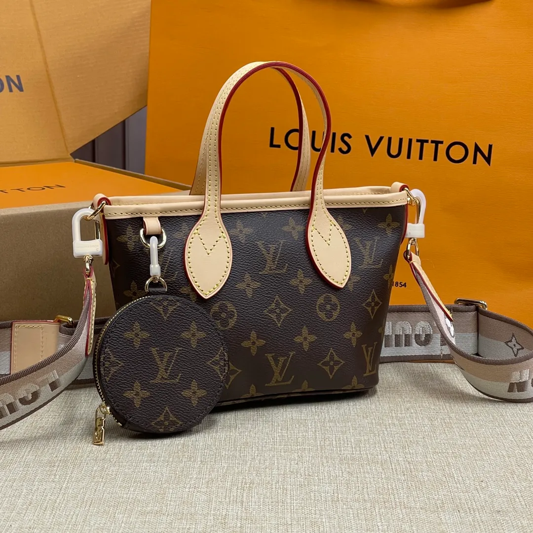 [Upgraded version] P520¥🐶Upgraded version. Comes with full packaging❣️M46705🐶This Neverfull BB handbag combines classic design with iconic details. Made of Monogram canvas, lined with colorful fabrics and trimmed with cow leather, it is spacious but not bulky. Tighten the sides for a trendy look, and stretch them for a casual look. Features a slim, comfortable handle for shoulder or elbow carry. Detachable bag can be used as a clutch or pocket. Size: 24x14x9cm