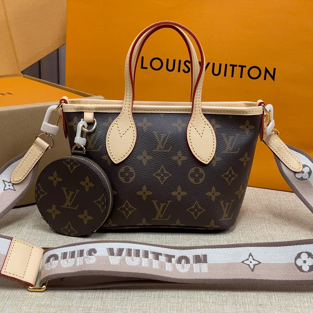 [Upgraded version] P520¥🐶Upgraded version. Comes with full packaging❣️M46705🐶This Neverfull BB handbag combines classic design with iconic details. Made of Monogram canvas, lined with colorful fabrics and trimmed with cow leather, it is spacious but not bulky. Tighten the sides for a trendy look, and stretch them for a casual look. Features a slim, comfortable handle for shoulder or elbow carry. Detachable bag can be used as a clutch or pocket. Size: 24x14x9cm