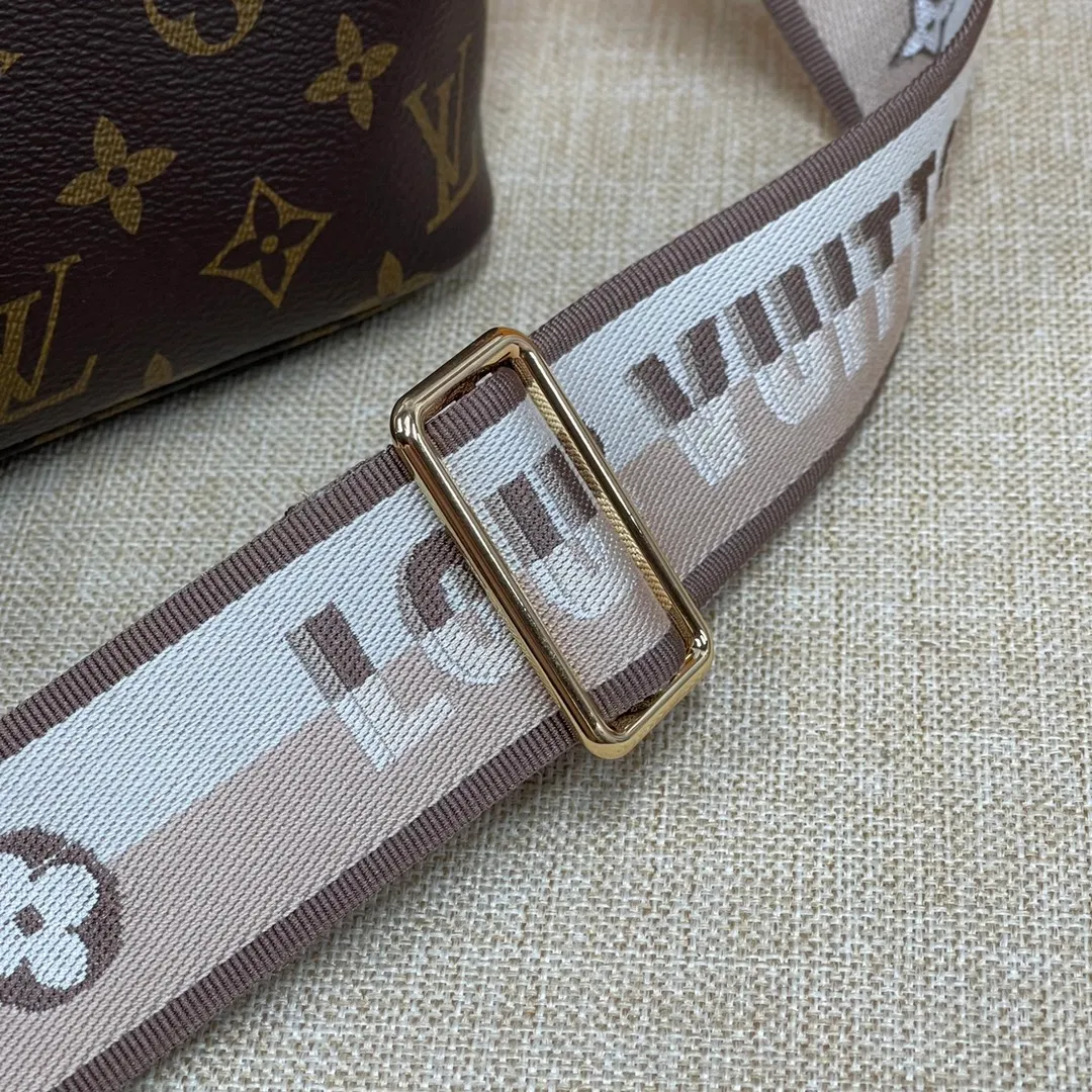 [Upgraded version] P520¥🐶Upgraded version. Comes with full packaging❣️M46705🐶This Neverfull BB handbag combines classic design with iconic details. Made of Monogram canvas, lined with colorful fabrics and trimmed with cow leather, it is spacious but not bulky. Tighten the sides for a trendy look, and stretch them for a casual look. Features a slim, comfortable handle for shoulder or elbow carry. Detachable bag can be used as a clutch or pocket. Size: 24x14x9cm