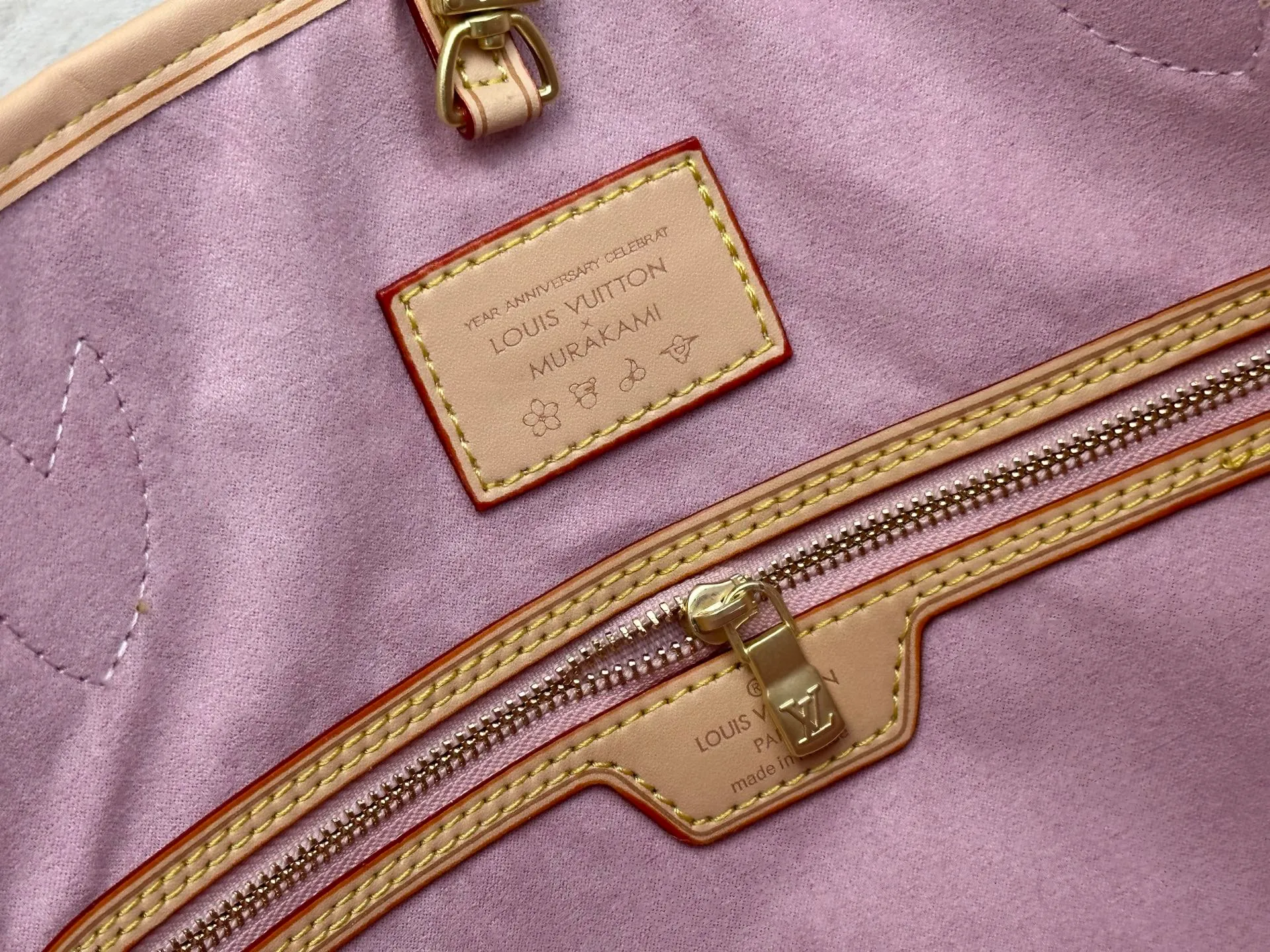 P260 Upgraded Original M40995 M17088 Murakami Takashi Old Flower Sakura🌸The legendary Neverfull medium handbag: always able to meet your various needs for handbags. It has a large capacity but is not bulky. It is stiff and soft to the touch, making it suitable for home and travel. Tighten the side ties and it instantly transforms into a stylish urban handbag. Loosen the straps and it transforms into a chic and practical handbag. The slender leather handle can be carried over the shoulder or between the arms. The model shown here is made of Damier Azur canvas. Size: 31x28x14cm