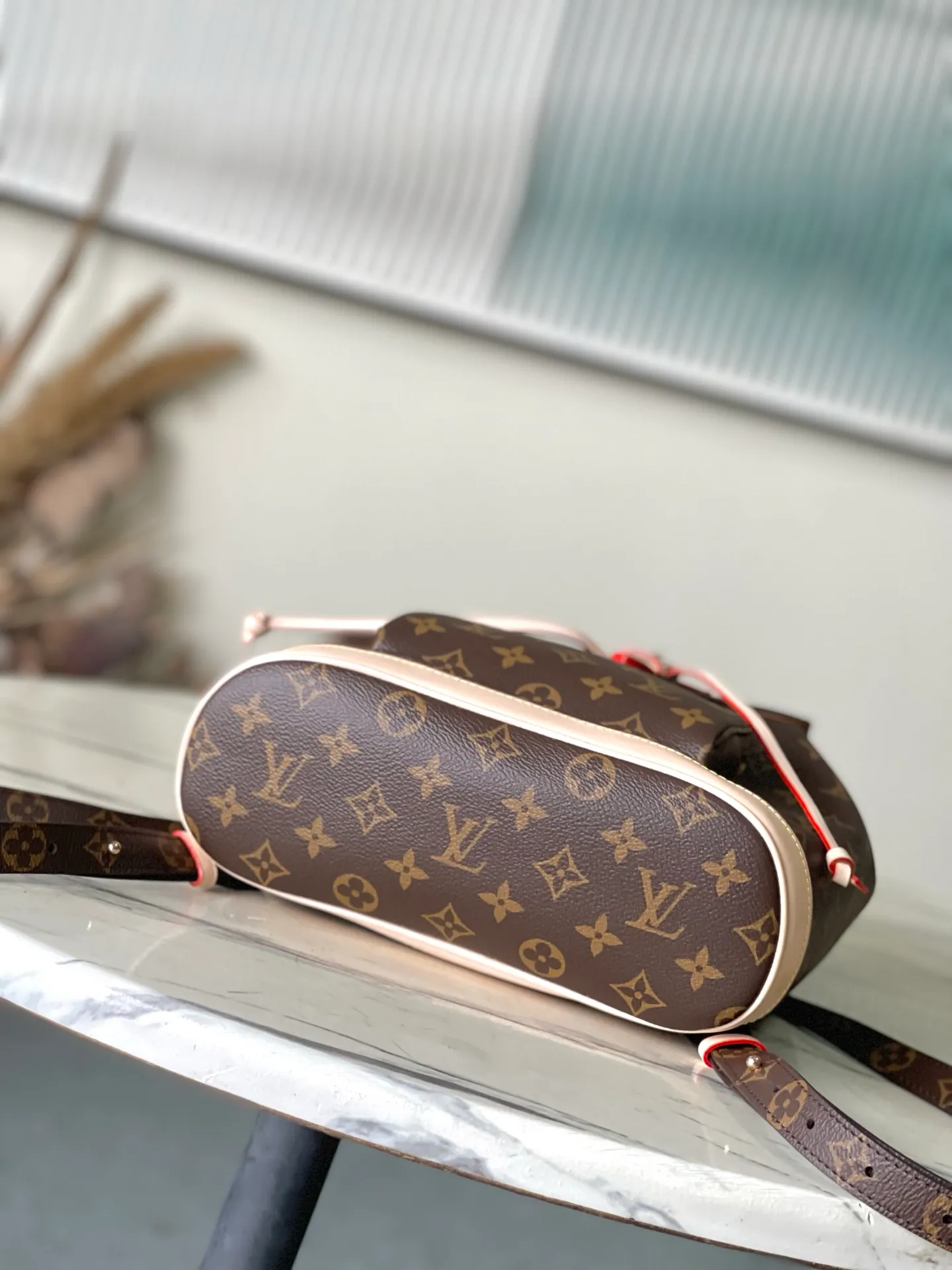 💰1020 Top original order M11198 The Montsouris handbag launched by Nicolas Ghesquiere in 1994. It is decorated with Monogram coated canvas and cow leather to resemble the Montsouris small backpack. The leather handle and adjustable Monogram canvas shoulder strap allow for a variety of carrying options, while the drawstring and magnetic buckle design ensure secure storage. Dimensions: 28 × 30 × 18 cm