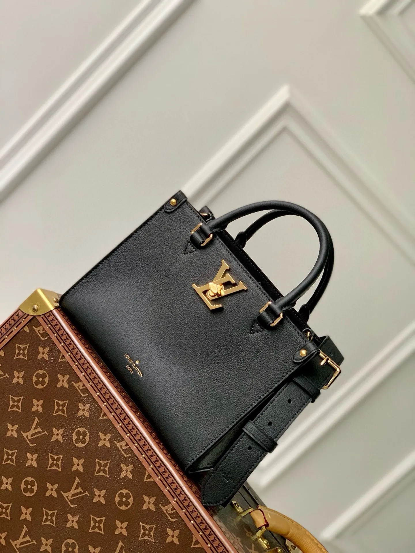 💰1180 (top-grain leather) top-quality original M22311, this Lock & Go handbag conveys trendy style with fashionable design and exquisite details. Smooth grained cow leather is accented with details such as LV turnbuckles, engraved rivets and hot-stamped Louis Vuitton logos. The top handle and adjustable and removable shoulder strap allow for comfortable shoulder or cross-body wear, making it perfect for everyday use. 24.5 x 19.0 x 10.5 cm (length x height x width)