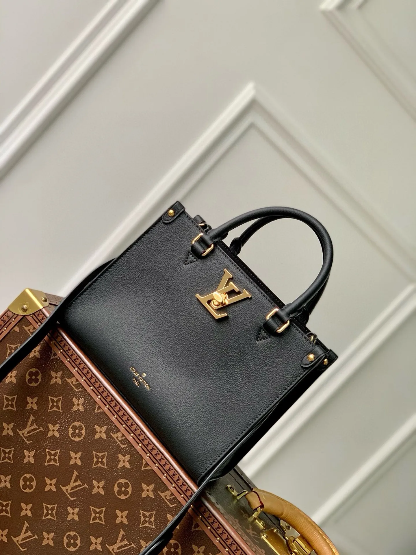 💰1180 (top-grain leather) top-quality original M22311, this Lock & Go handbag conveys trendy style with fashionable design and exquisite details. Smooth grained cow leather is accented with details such as LV turnbuckles, engraved rivets and hot-stamped Louis Vuitton logos. The top handle and adjustable and removable shoulder strap allow for comfortable shoulder or cross-body wear, making it perfect for everyday use. 24.5 x 19.0 x 10.5 cm (length x height x width)