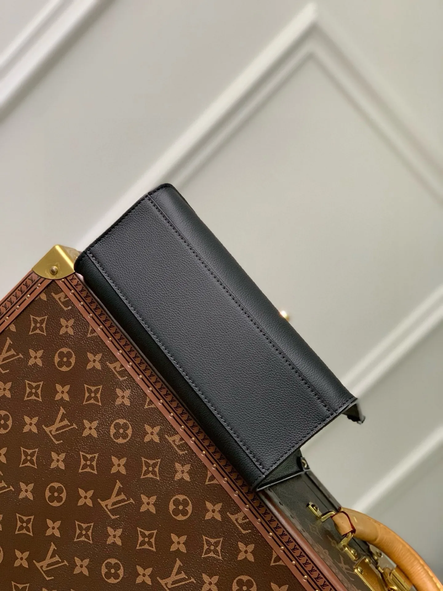 💰1180 (top-grain leather) top-quality original M22311, this Lock & Go handbag conveys trendy style with fashionable design and exquisite details. Smooth grained cow leather is accented with details such as LV turnbuckles, engraved rivets and hot-stamped Louis Vuitton logos. The top handle and adjustable and removable shoulder strap allow for comfortable shoulder or cross-body wear, making it perfect for everyday use. 24.5 x 19.0 x 10.5 cm (length x height x width)