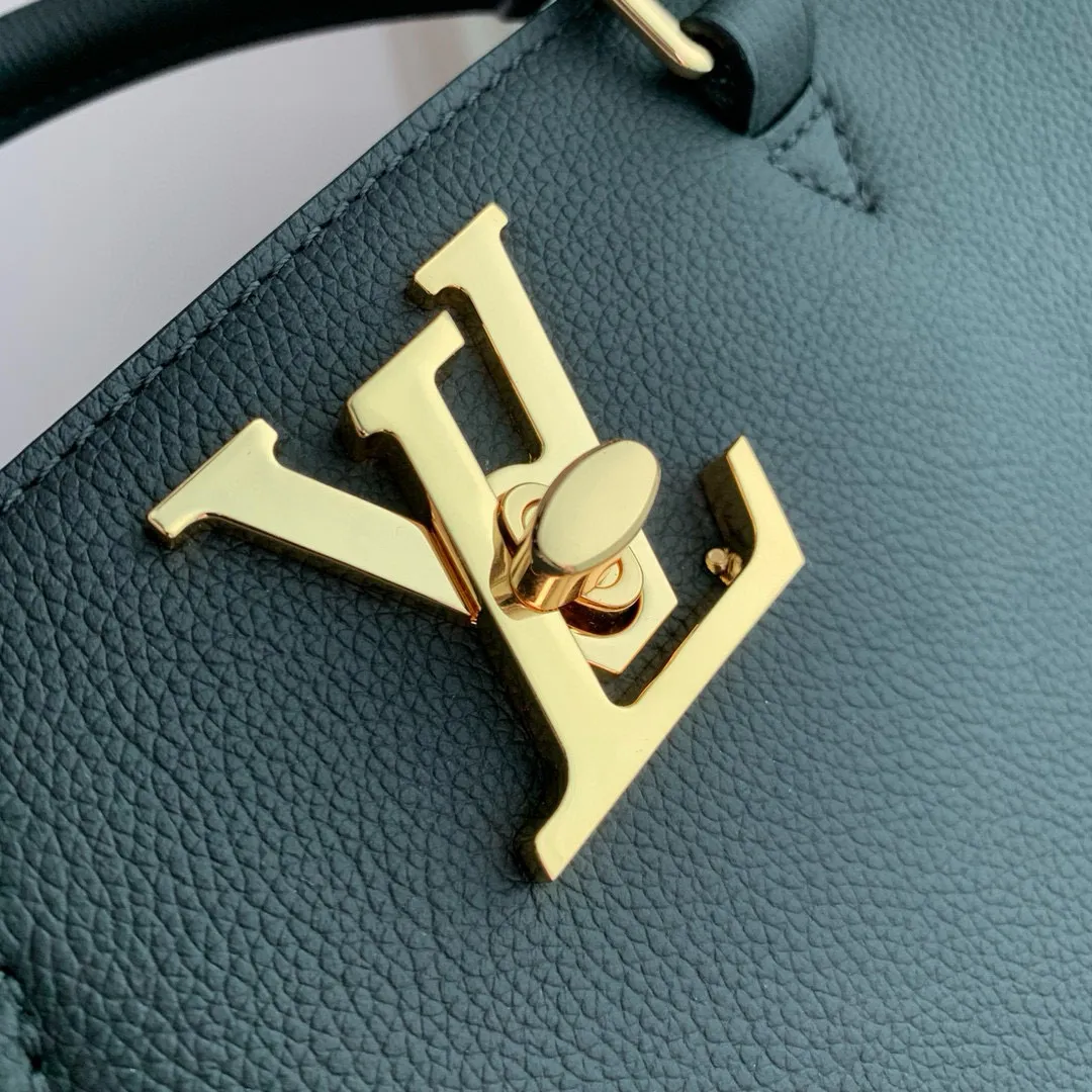 💰1180 (top-grain leather) top-quality original M22311, this Lock & Go handbag conveys trendy style with fashionable design and exquisite details. Smooth grained cow leather is accented with details such as LV turnbuckles, engraved rivets and hot-stamped Louis Vuitton logos. The top handle and adjustable and removable shoulder strap allow for comfortable shoulder or cross-body wear, making it perfect for everyday use. 24.5 x 19.0 x 10.5 cm (length x height x width)