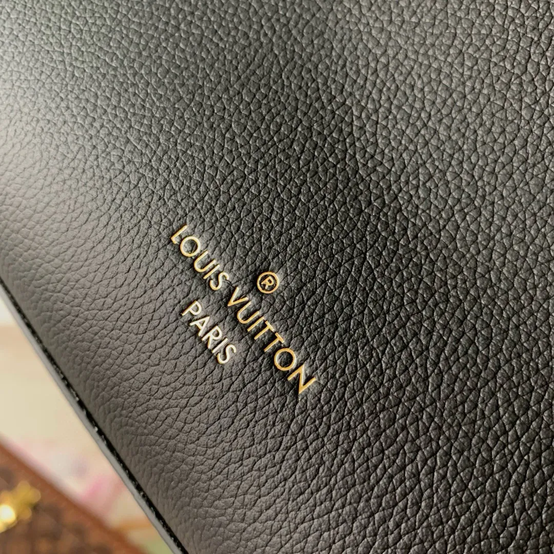 💰1180 (top-grain leather) top-quality original M22311, this Lock & Go handbag conveys trendy style with fashionable design and exquisite details. Smooth grained cow leather is accented with details such as LV turnbuckles, engraved rivets and hot-stamped Louis Vuitton logos. The top handle and adjustable and removable shoulder strap allow for comfortable shoulder or cross-body wear, making it perfect for everyday use. 24.5 x 19.0 x 10.5 cm (length x height x width)