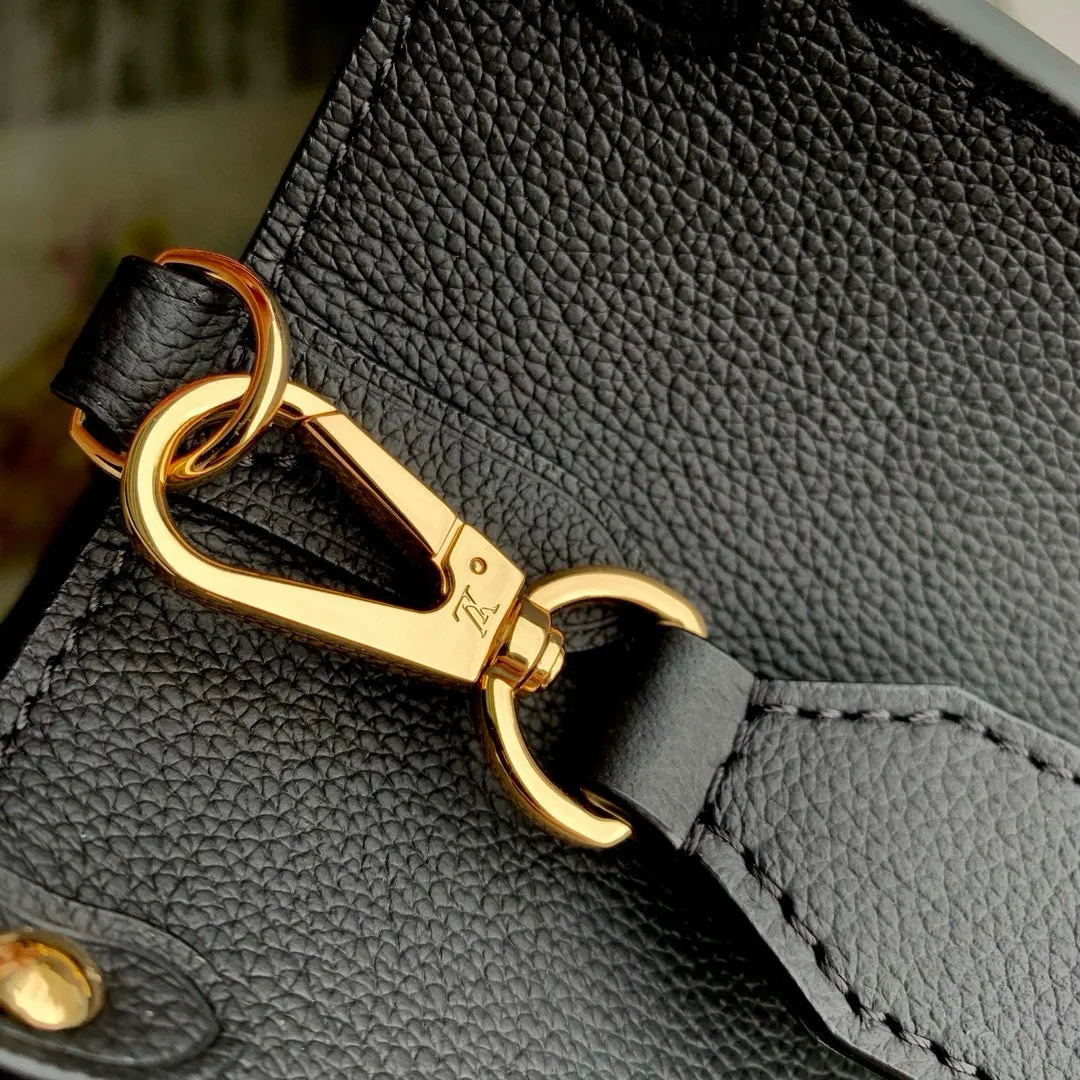 💰1180 (top-grain leather) top-quality original M22311, this Lock & Go handbag conveys trendy style with fashionable design and exquisite details. Smooth grained cow leather is accented with details such as LV turnbuckles, engraved rivets and hot-stamped Louis Vuitton logos. The top handle and adjustable and removable shoulder strap allow for comfortable shoulder or cross-body wear, making it perfect for everyday use. 24.5 x 19.0 x 10.5 cm (length x height x width)