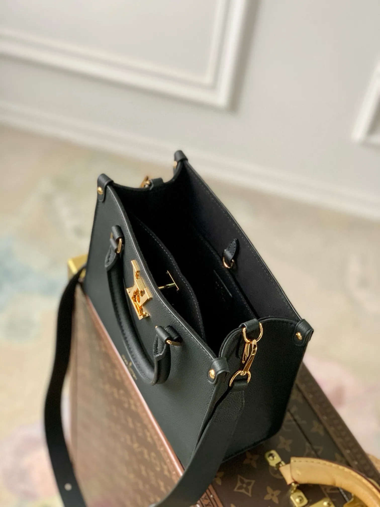 💰1180 (top-grain leather) top-quality original M22311, this Lock & Go handbag conveys trendy style with fashionable design and exquisite details. Smooth grained cow leather is accented with details such as LV turnbuckles, engraved rivets and hot-stamped Louis Vuitton logos. The top handle and adjustable and removable shoulder strap allow for comfortable shoulder or cross-body wear, making it perfect for everyday use. 24.5 x 19.0 x 10.5 cm (length x height x width)