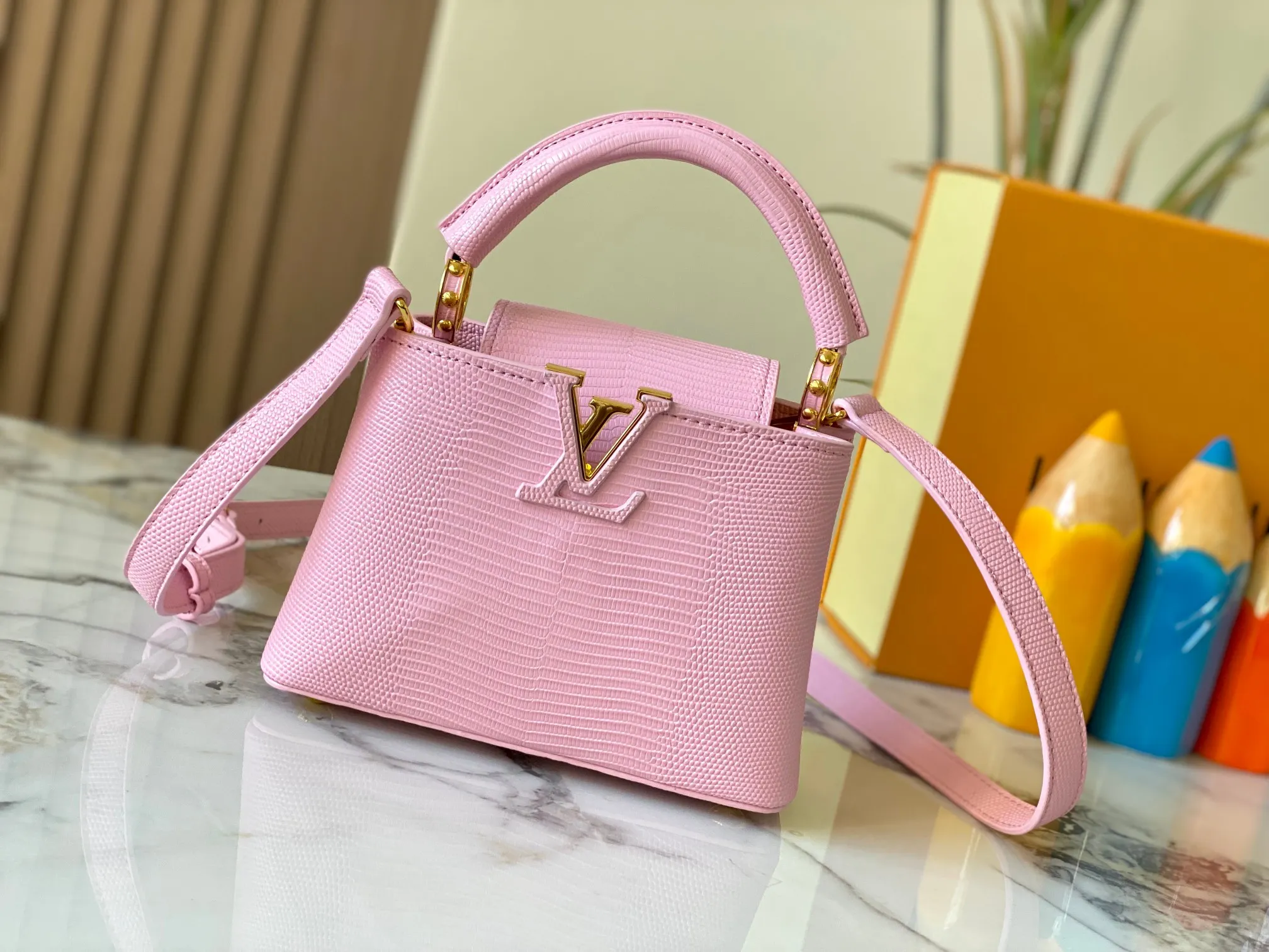 Top original P420 Guangzhou product M99527 pink lizard gold buckle This Capucines mini handbag is wrapped in gorgeous lizard leather and lined with fine sheepskin, embellished with dazzling metal parts. The flip cover reads LV letters inside, and a Monogram flower blooms when turned out. Its compact size makes it a dazzling choice for evening occasions. Detailed features 21 x 14 x 8 cm (length x height x width)
