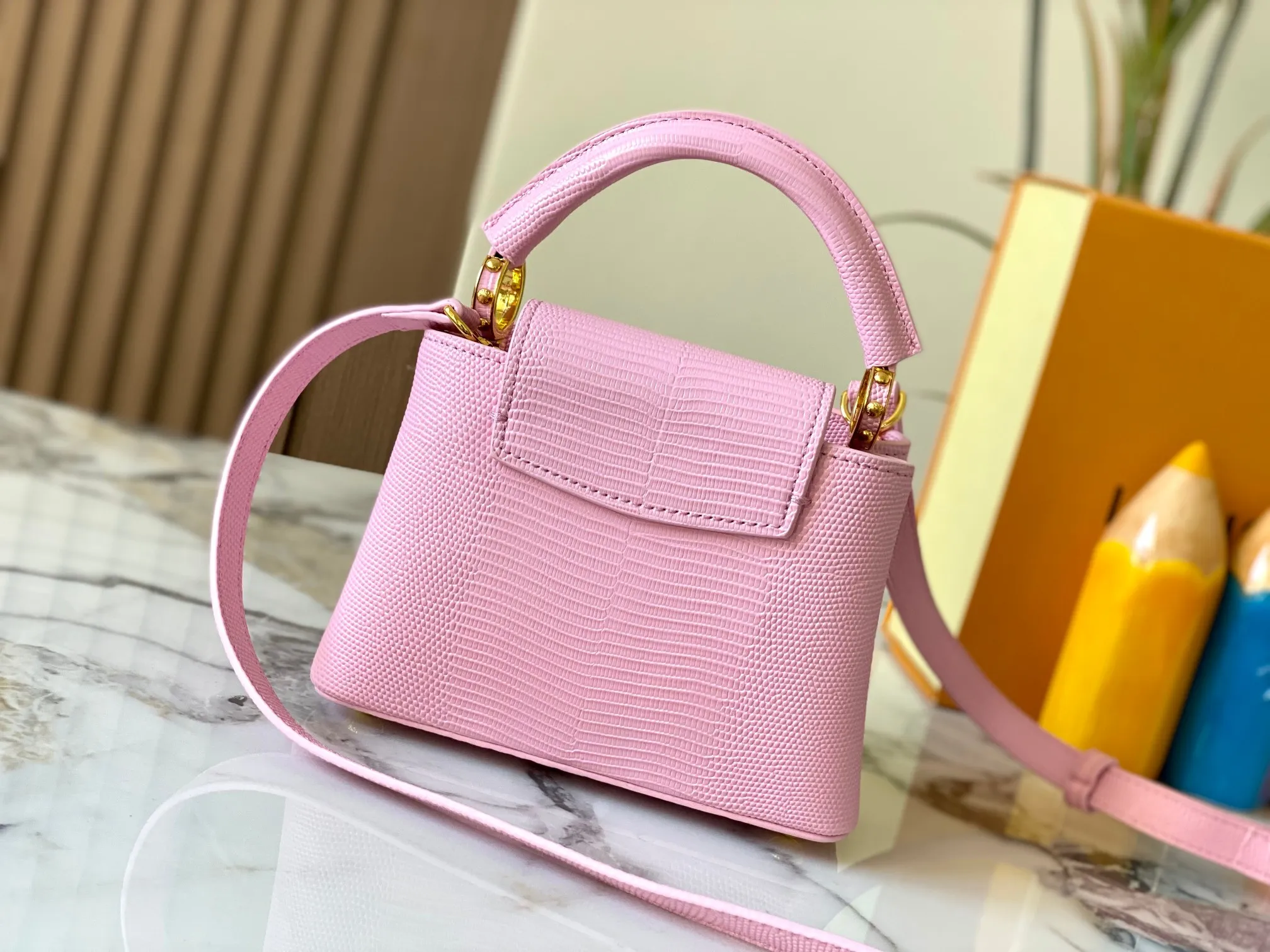 Top original P420 Guangzhou product M99527 pink lizard gold buckle This Capucines mini handbag is wrapped in gorgeous lizard leather and lined with fine sheepskin, embellished with dazzling metal parts. The flip cover reads LV letters inside, and a Monogram flower blooms when turned out. Its compact size makes it a dazzling choice for evening occasions. Detailed features 21 x 14 x 8 cm (length x height x width)